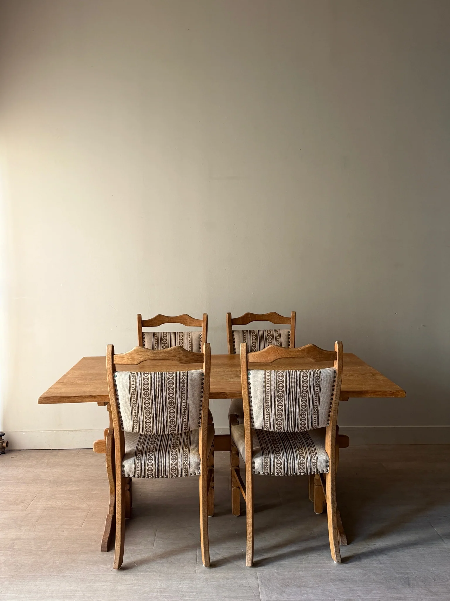 1970s Danish oak dining table with extensions - Image 2