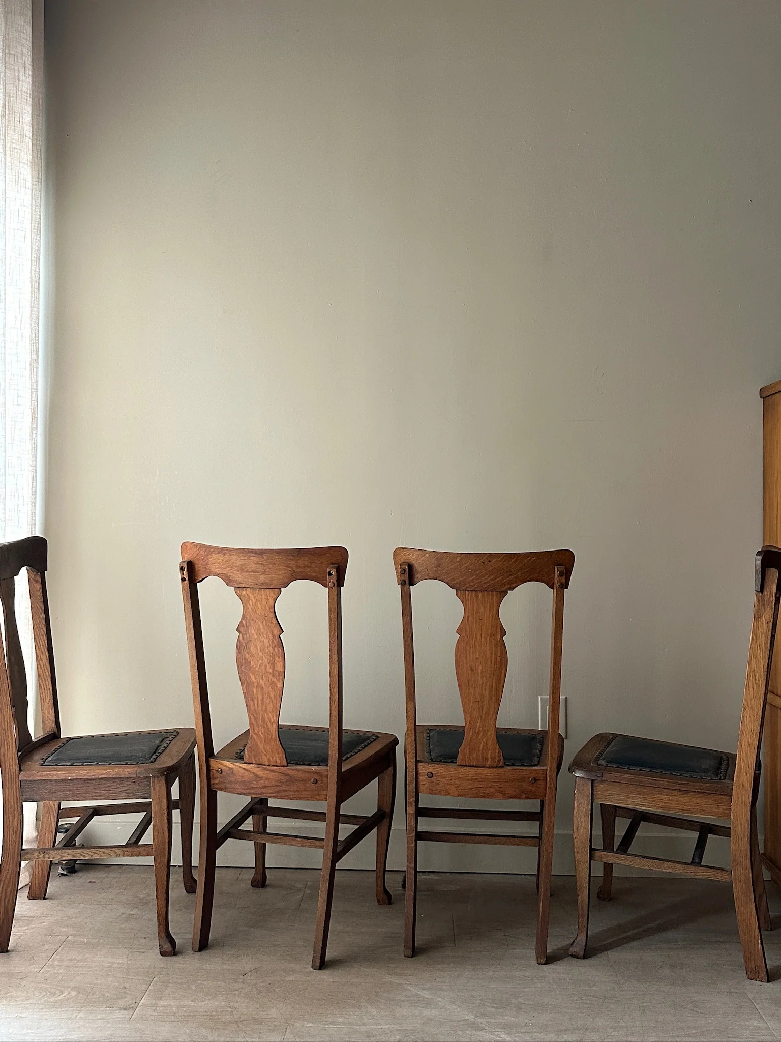 4 oak and leather dining chairs. Sets of 2. - Image 3