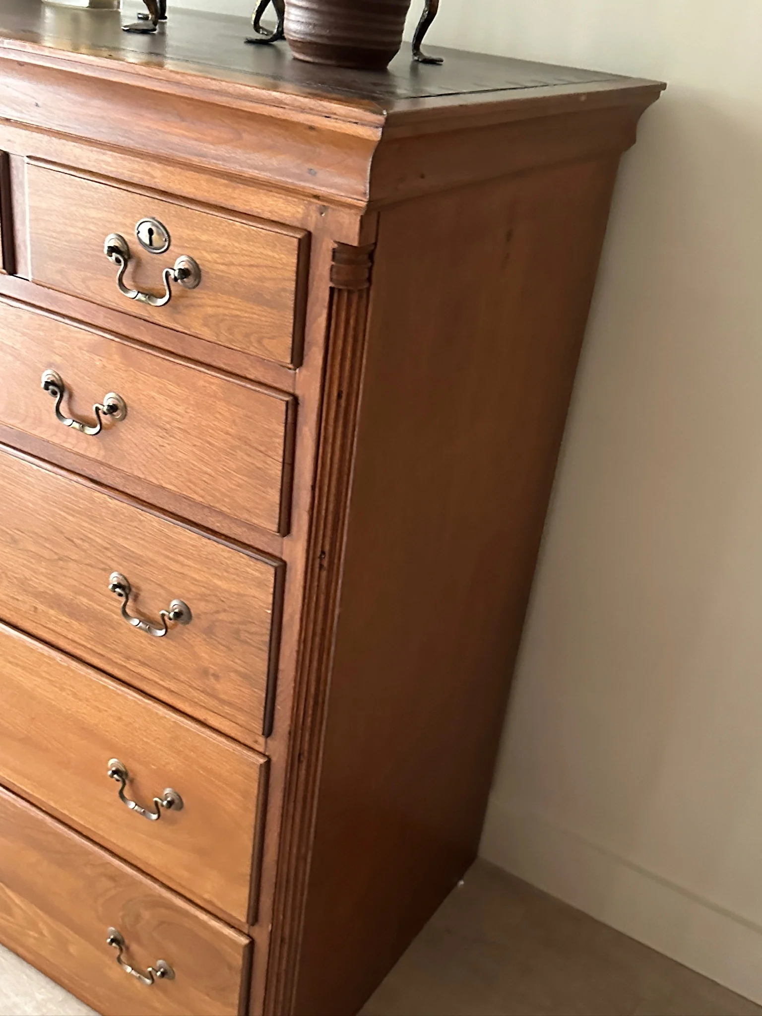 8 drawer Queen Anne walnut dresser - Image 4