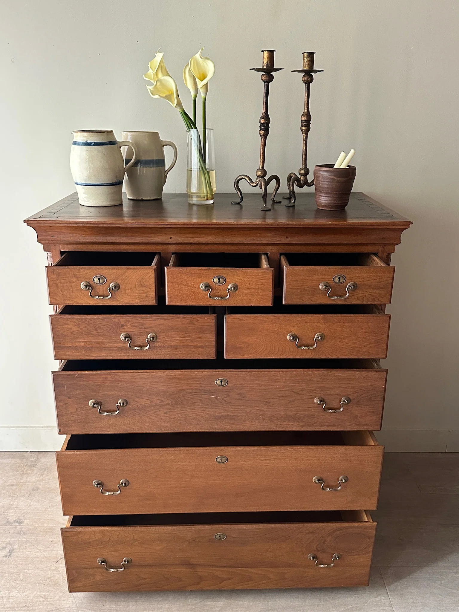 8 drawer Queen Anne walnut dresser - Image 5