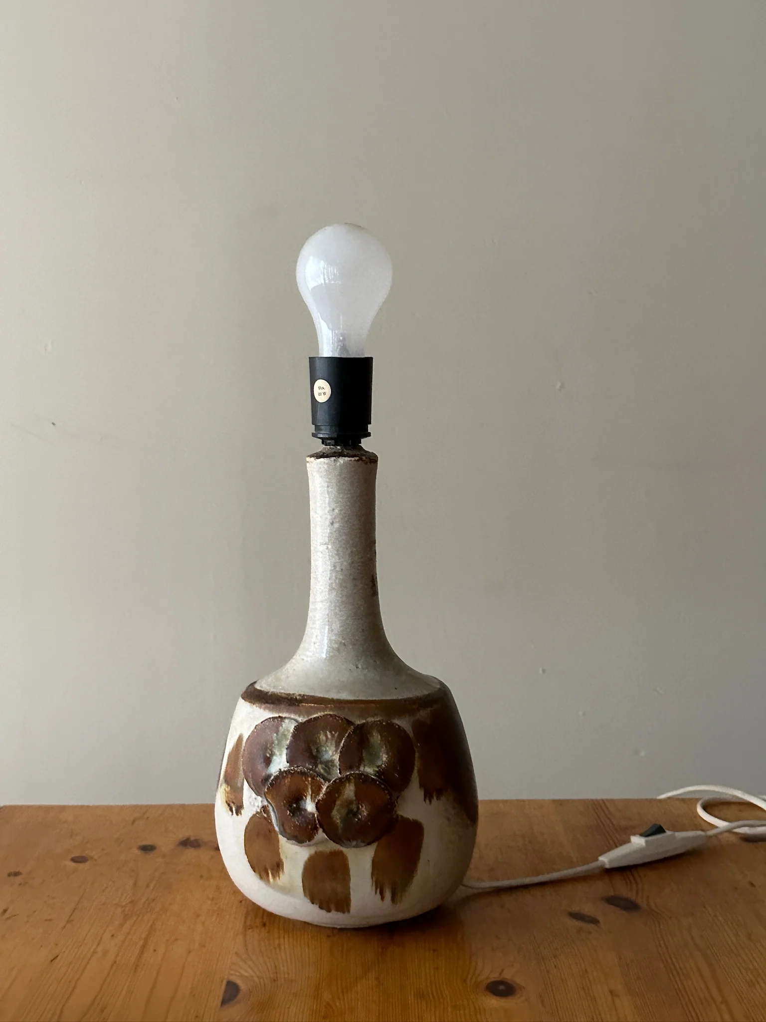 Axella stoneware lamp