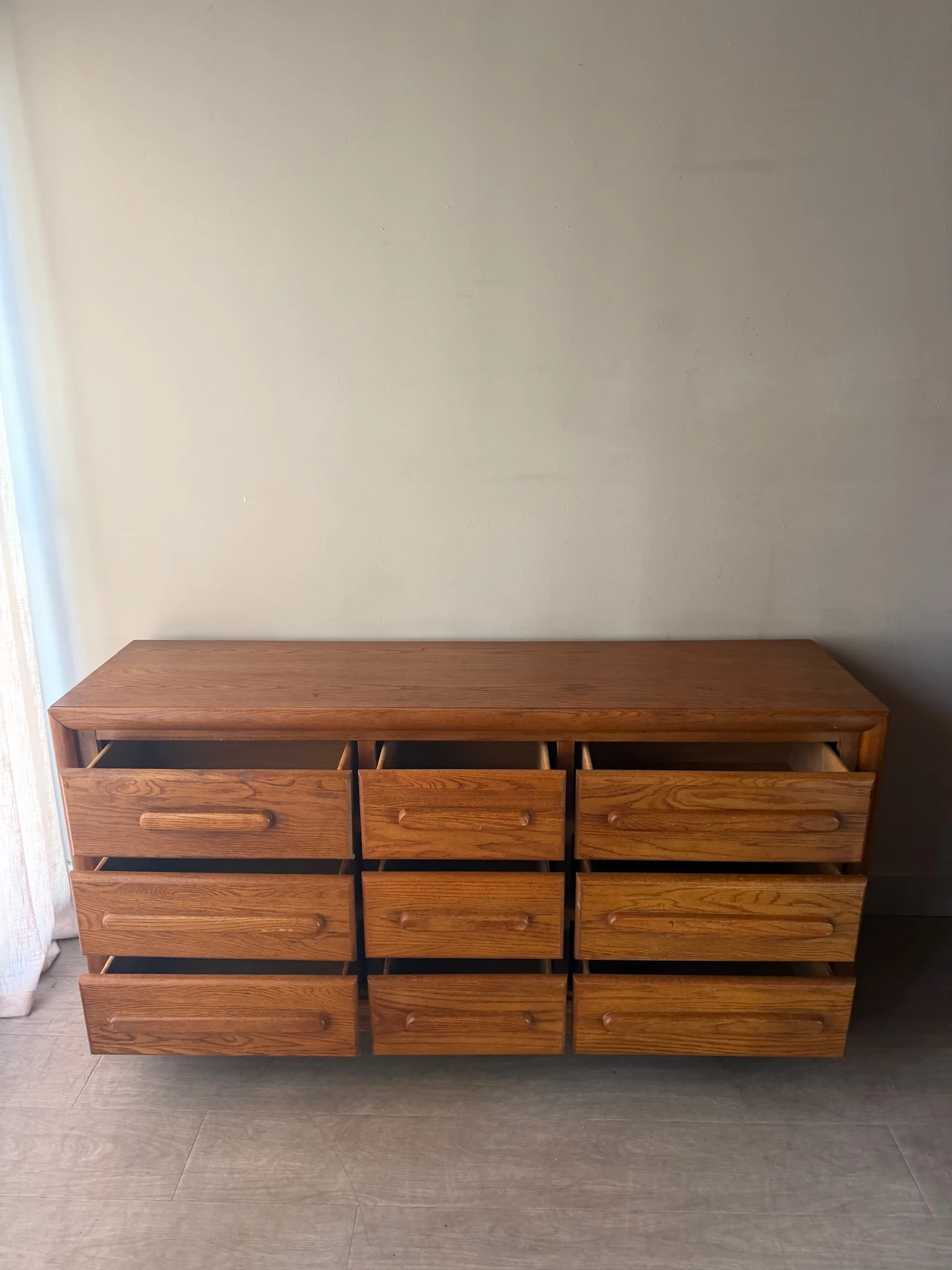 Bassett oak 9 drawer dresser - Image 4