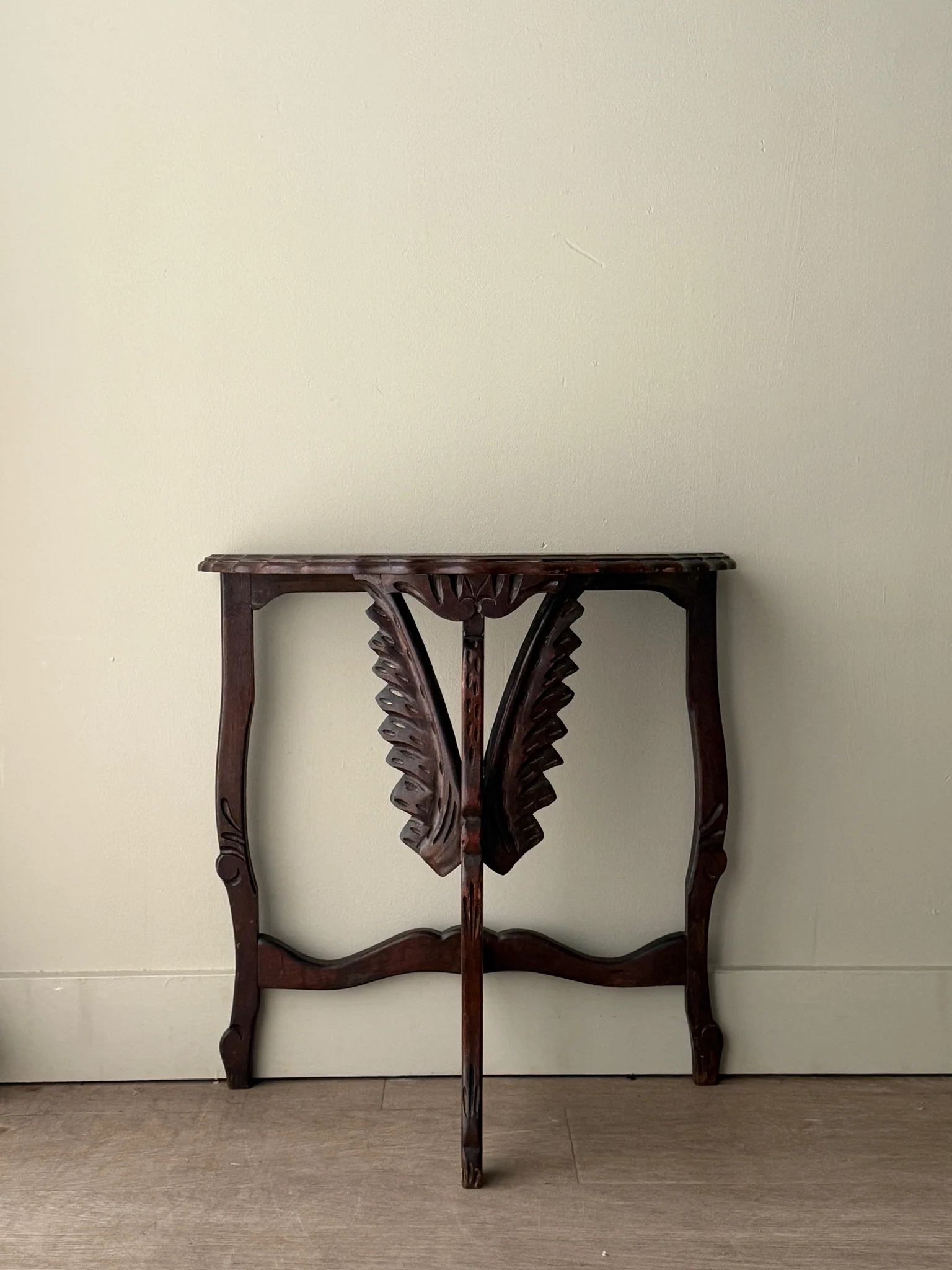 Beaux Arts carved swan demilune side table - Image 3