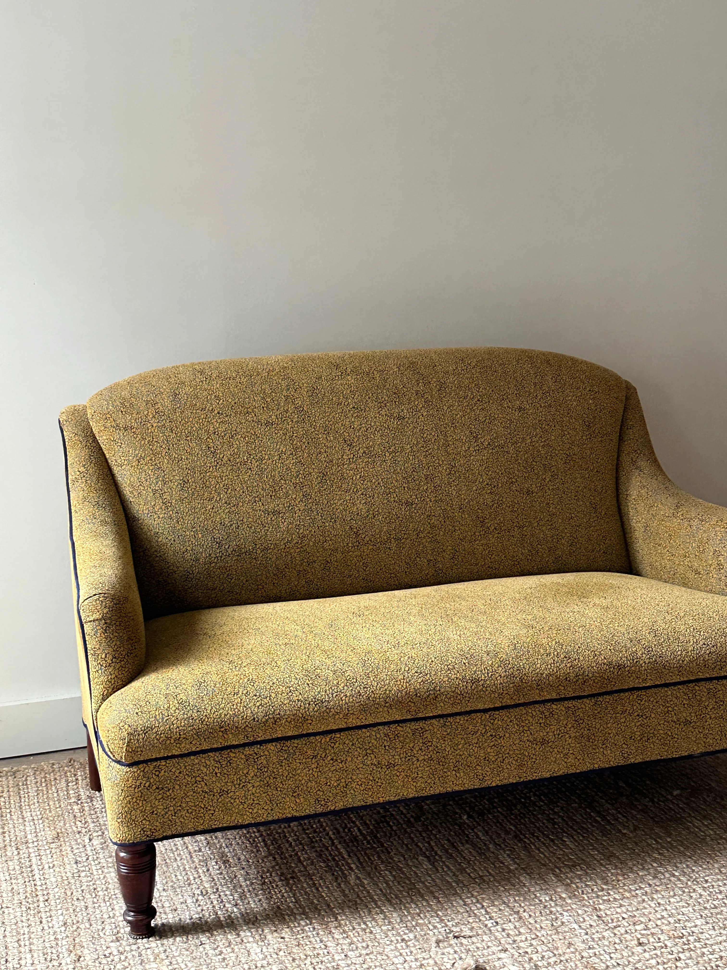 Brocade settee with navy piping - Image 3