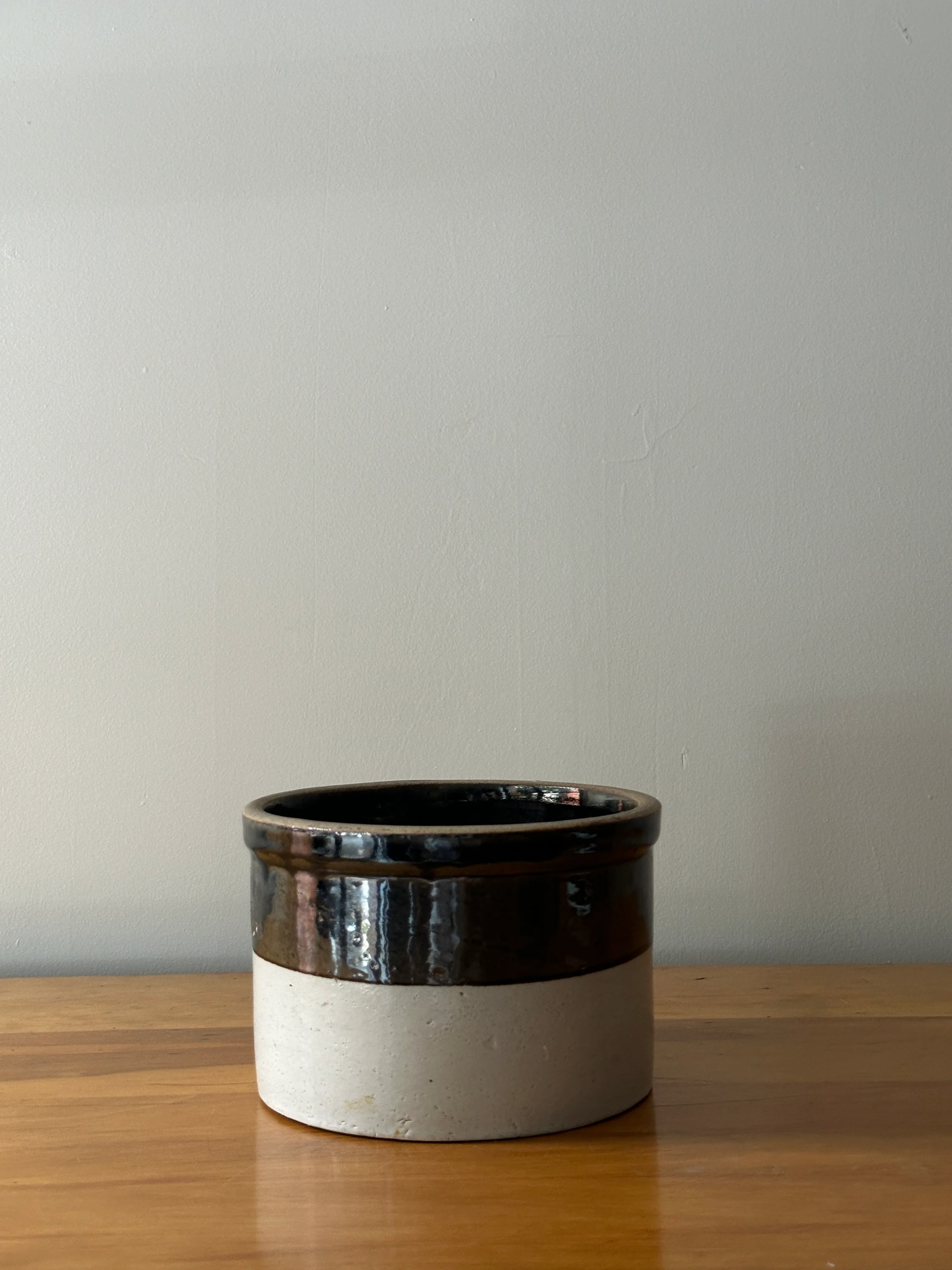 Brown and white crock - Image 5