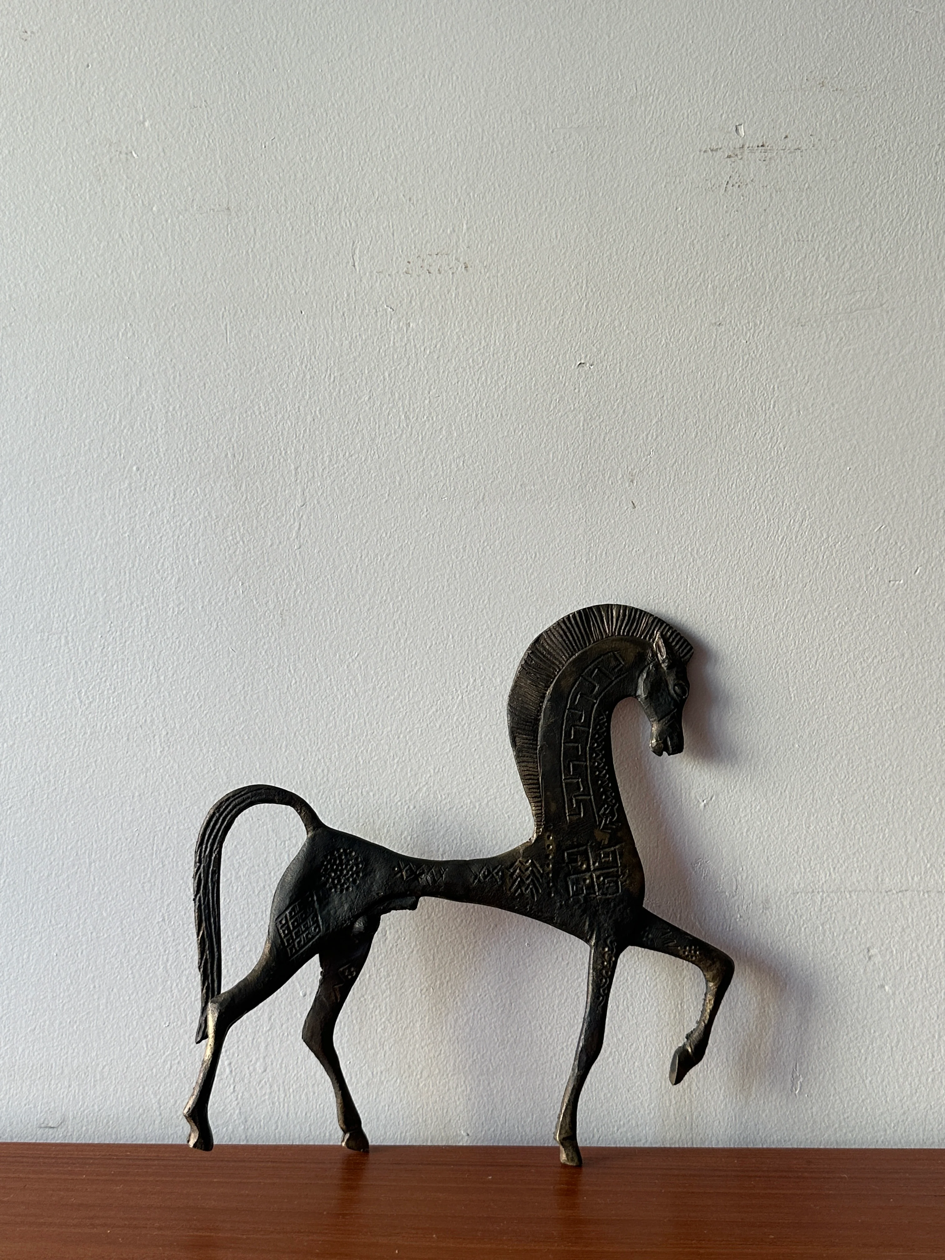 Brutalist horse sculpture - Image 2