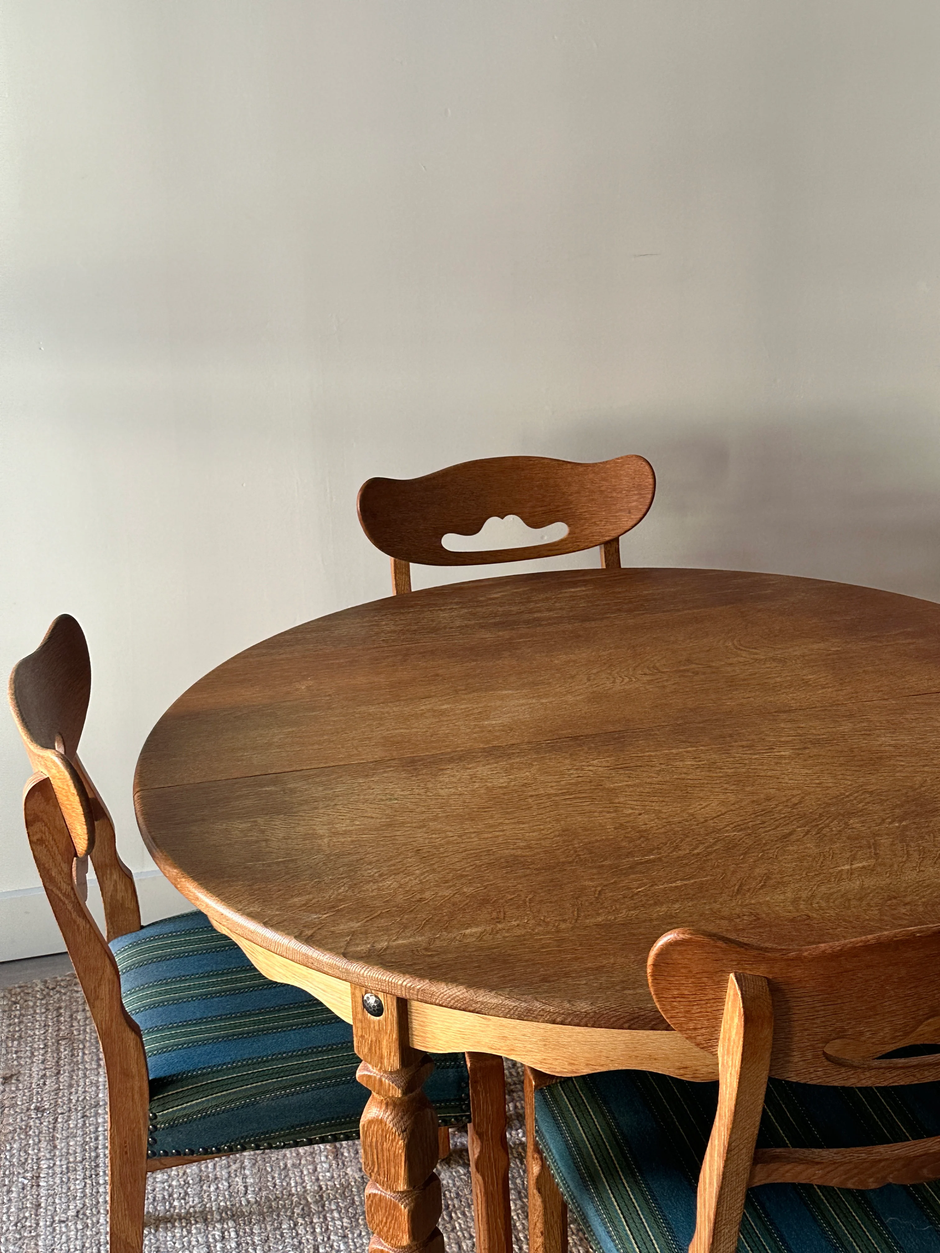 Carved block leg dining table with leaf - Image 3