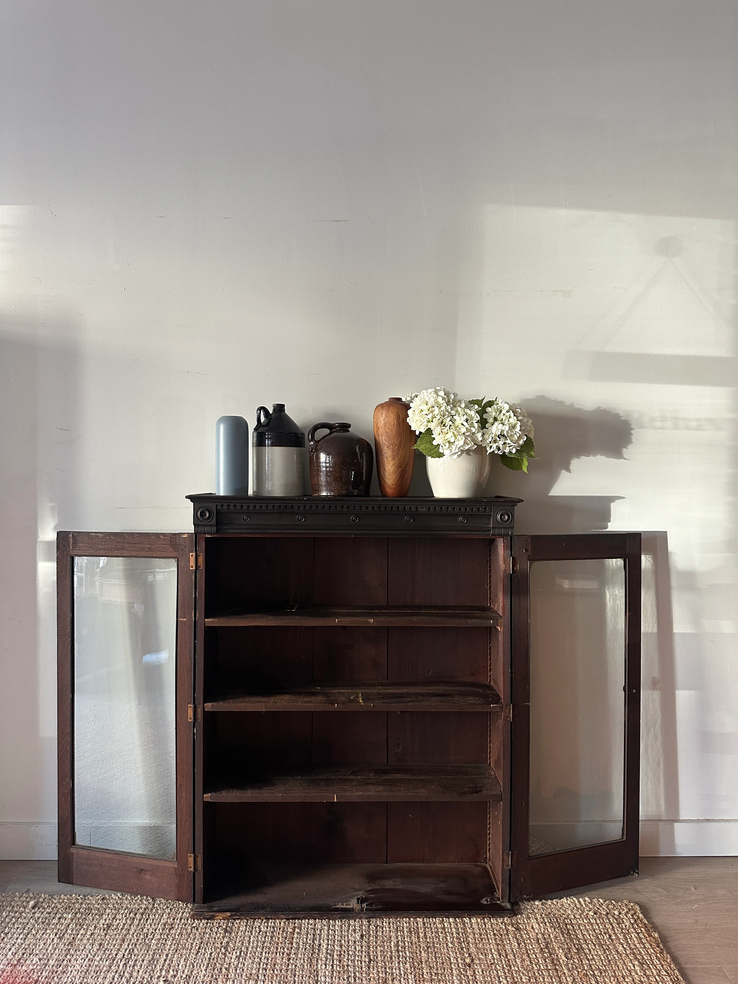 Carved mahogany display case - Image 4