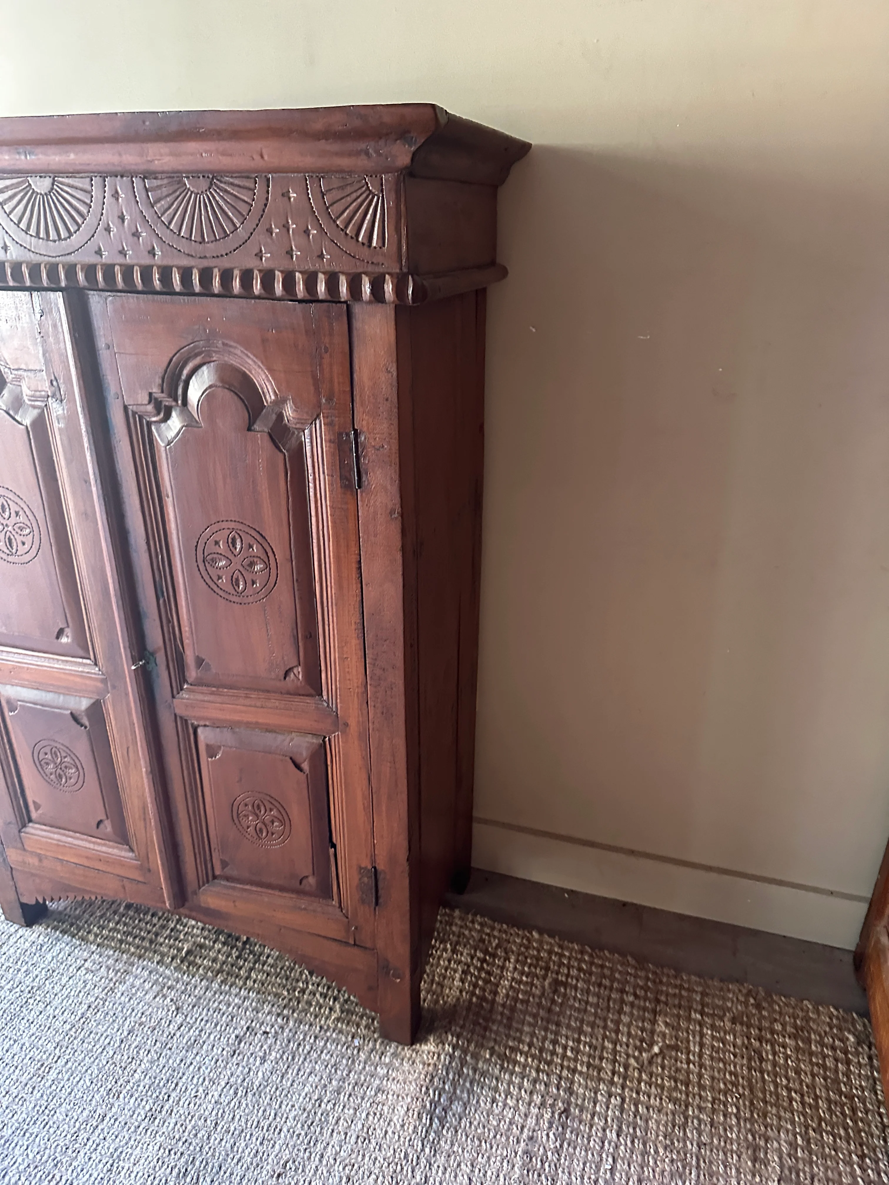 Carved pine cabinet - Image 4