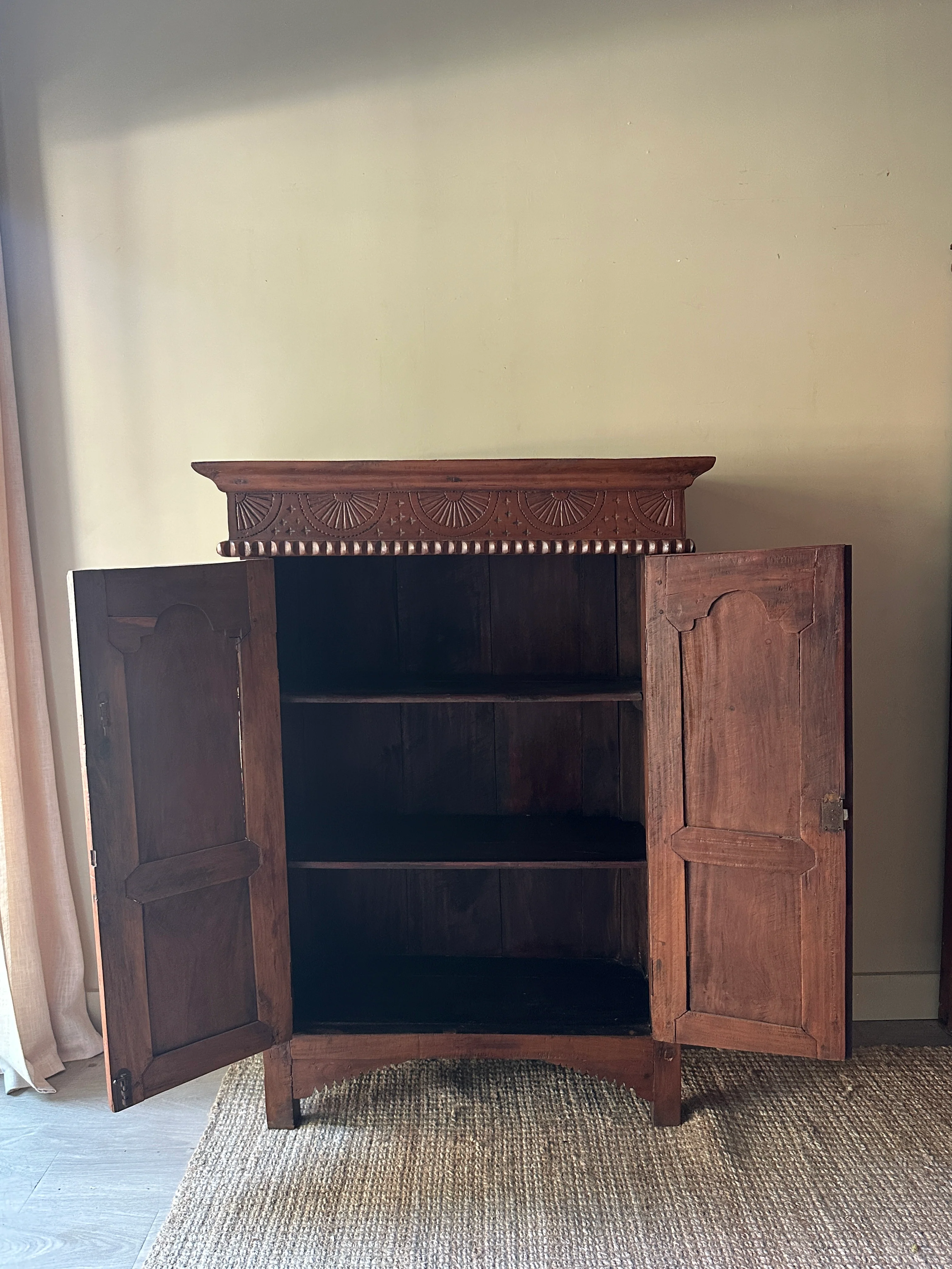 Carved pine cabinet - Image 5