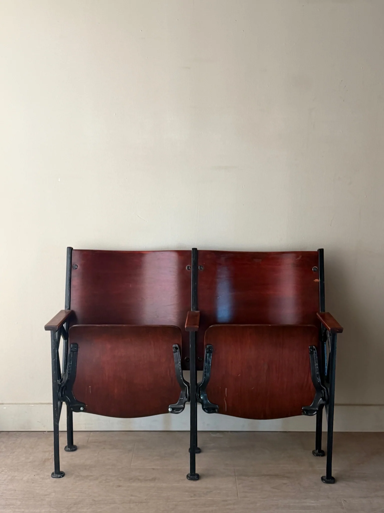 Cast iron and bentwood two-seat folding theater bench - Image 2