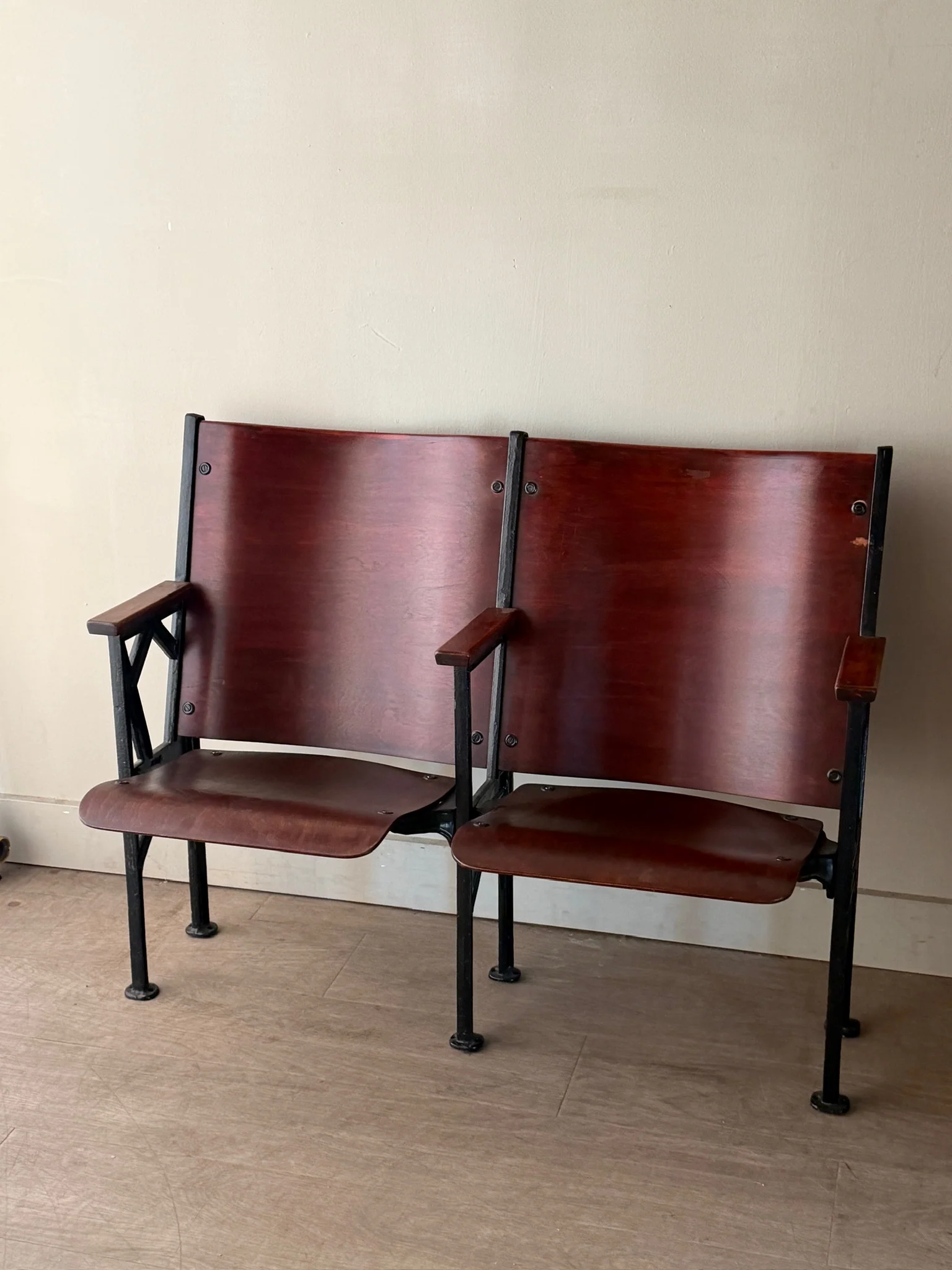 Cast iron and bentwood two-seat folding theater bench - Image 3