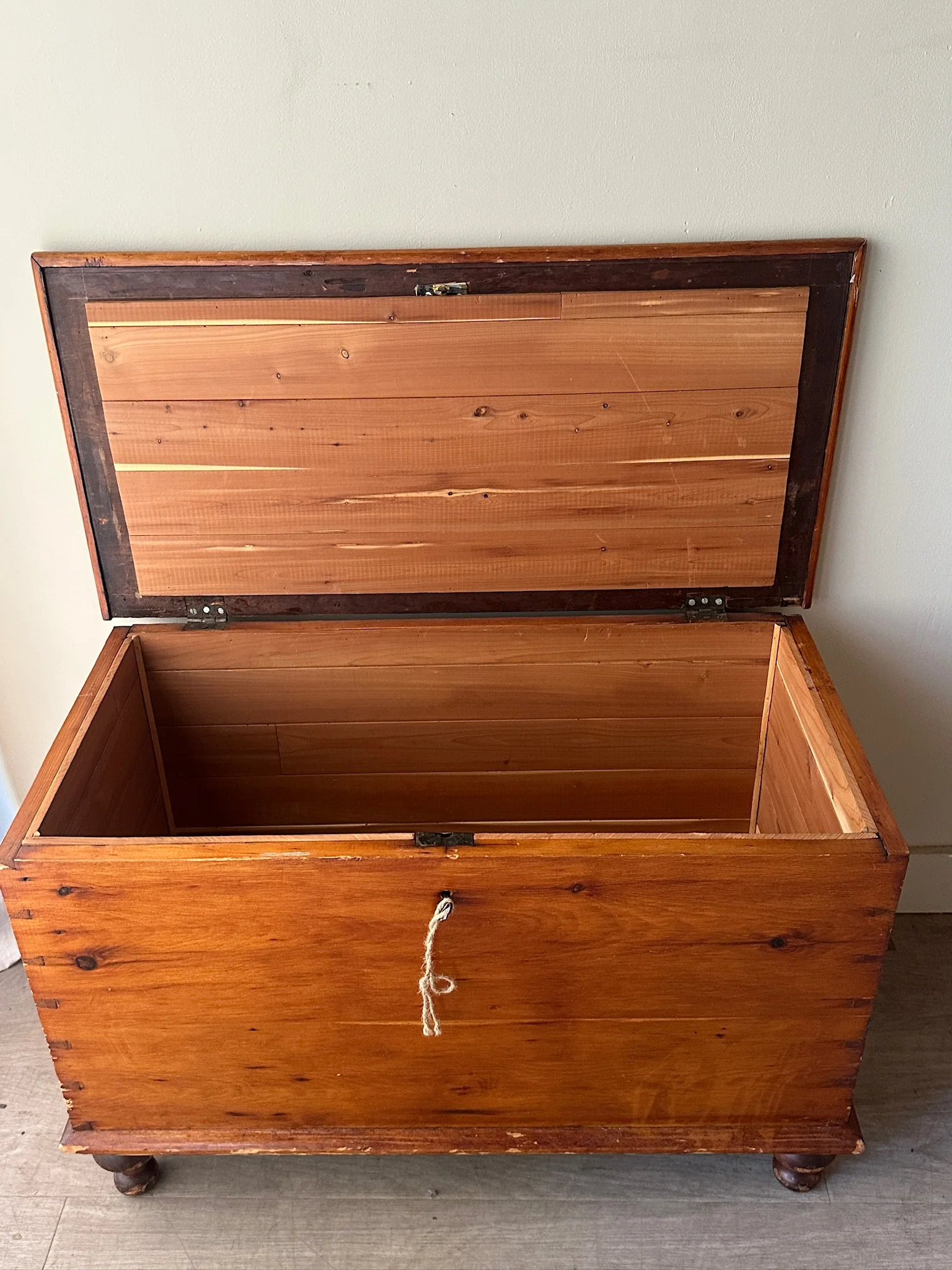 Cedar lined pine chest - Image 5