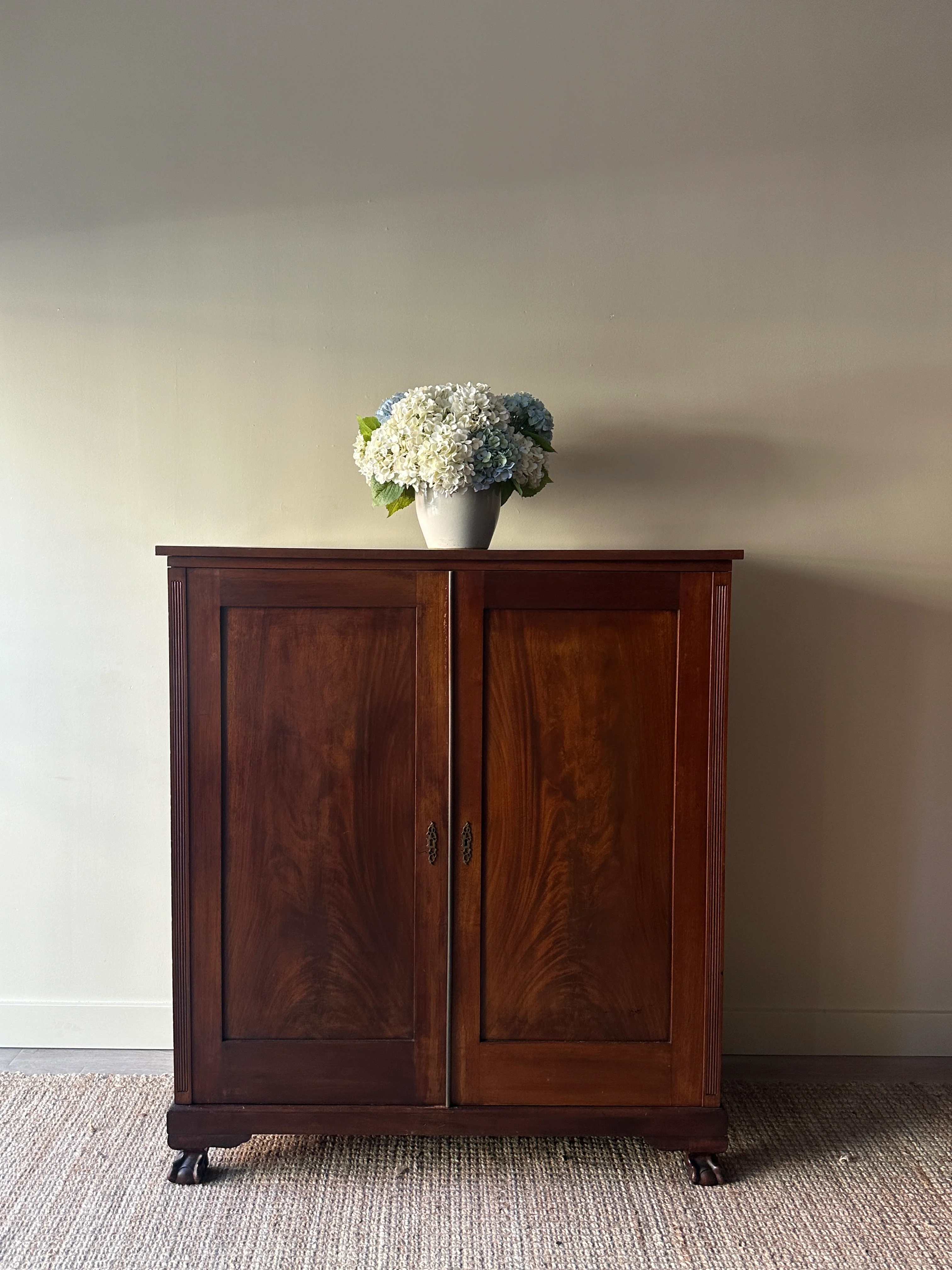 Claw foot linen press