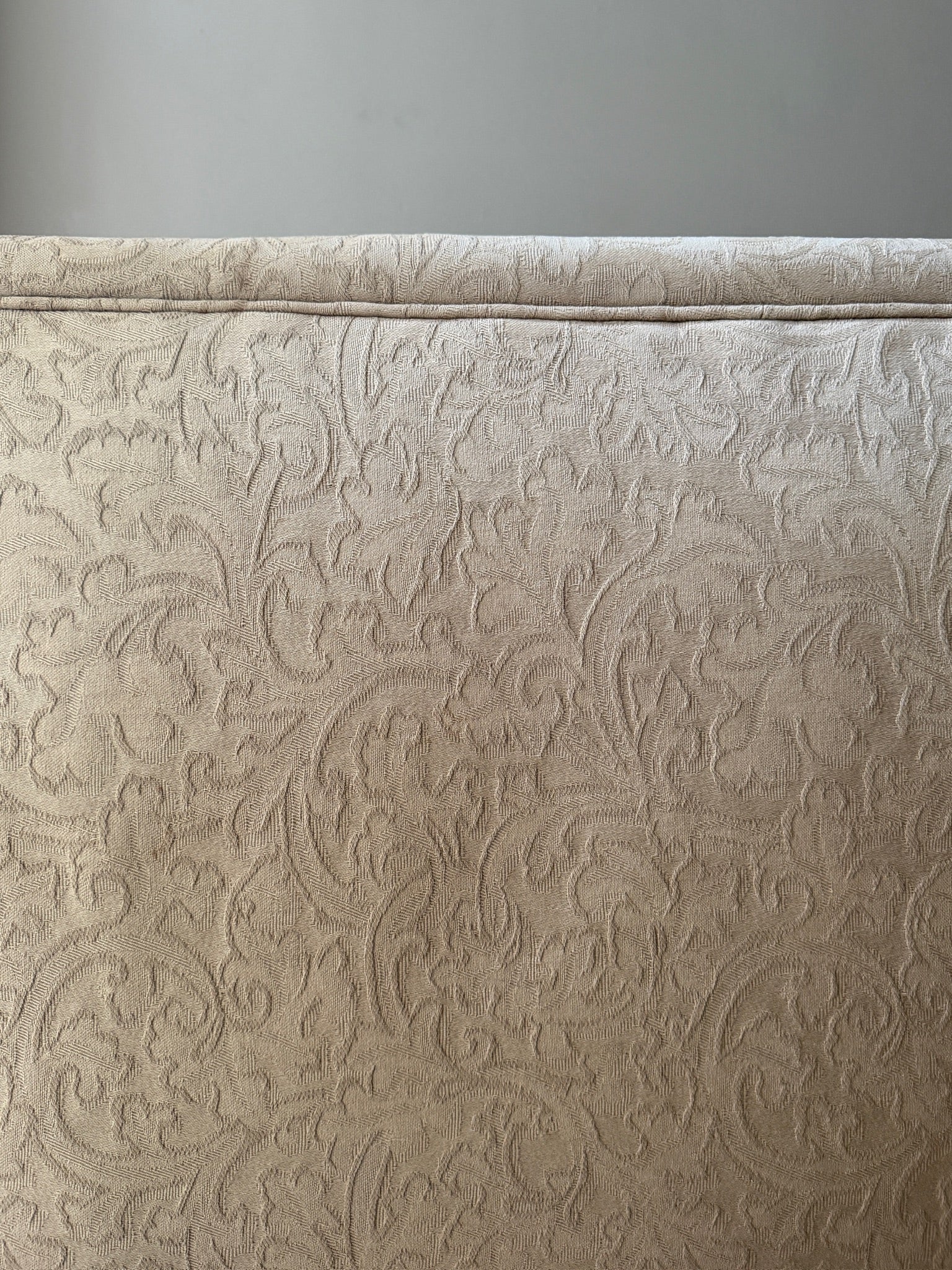Damask upholstered settee with turned walnut legs - Image 7