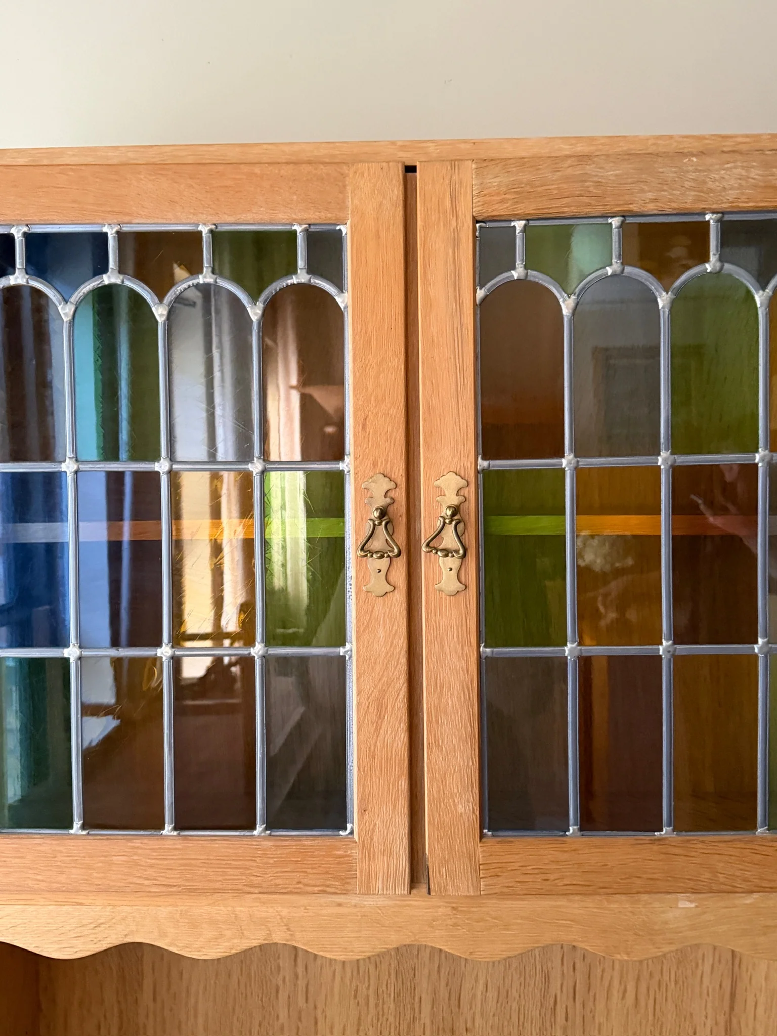 Danish oak hutch with stained glass doors - Image 4