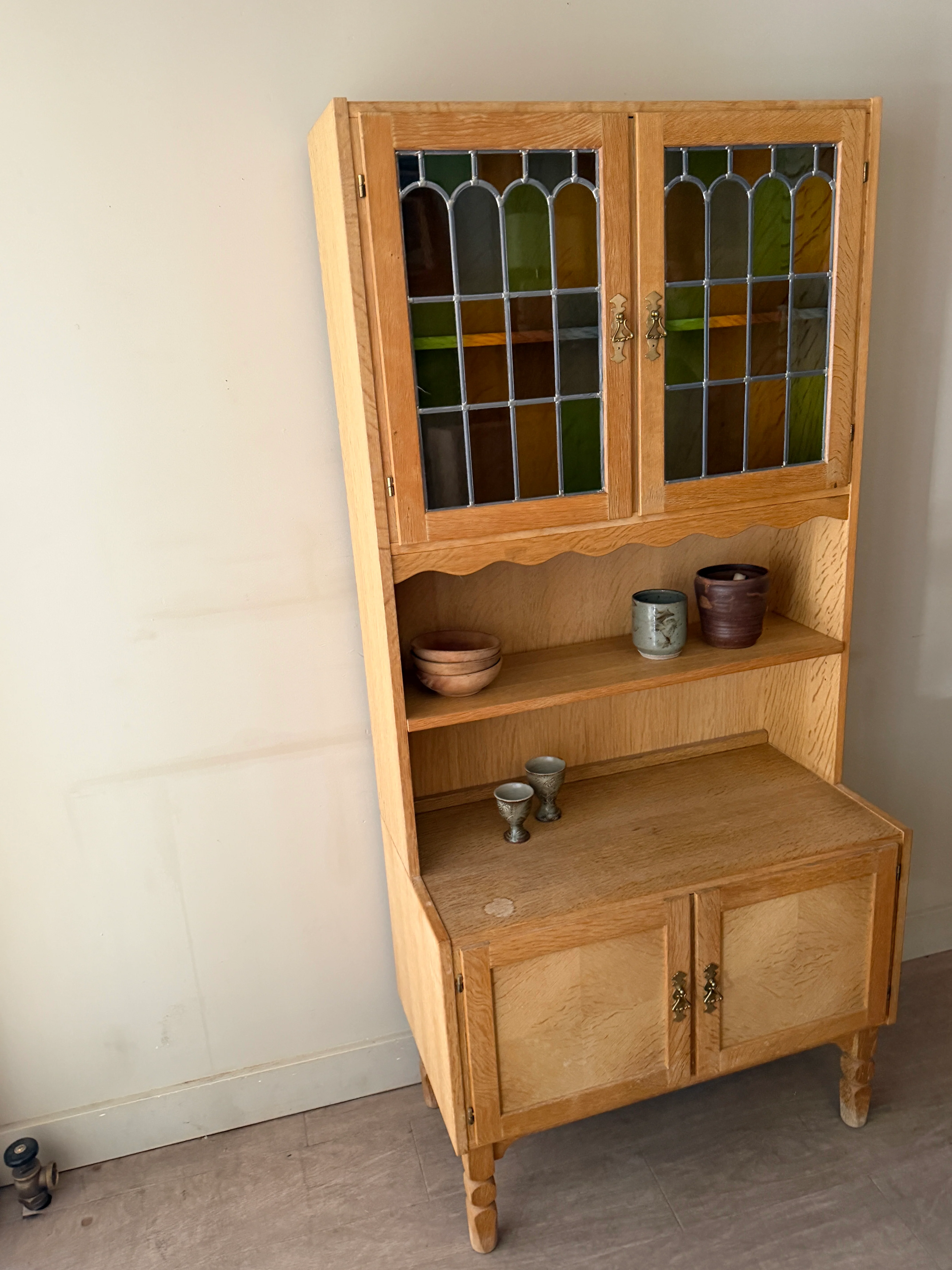 Danish oak hutch with stained glass doors - Image 2