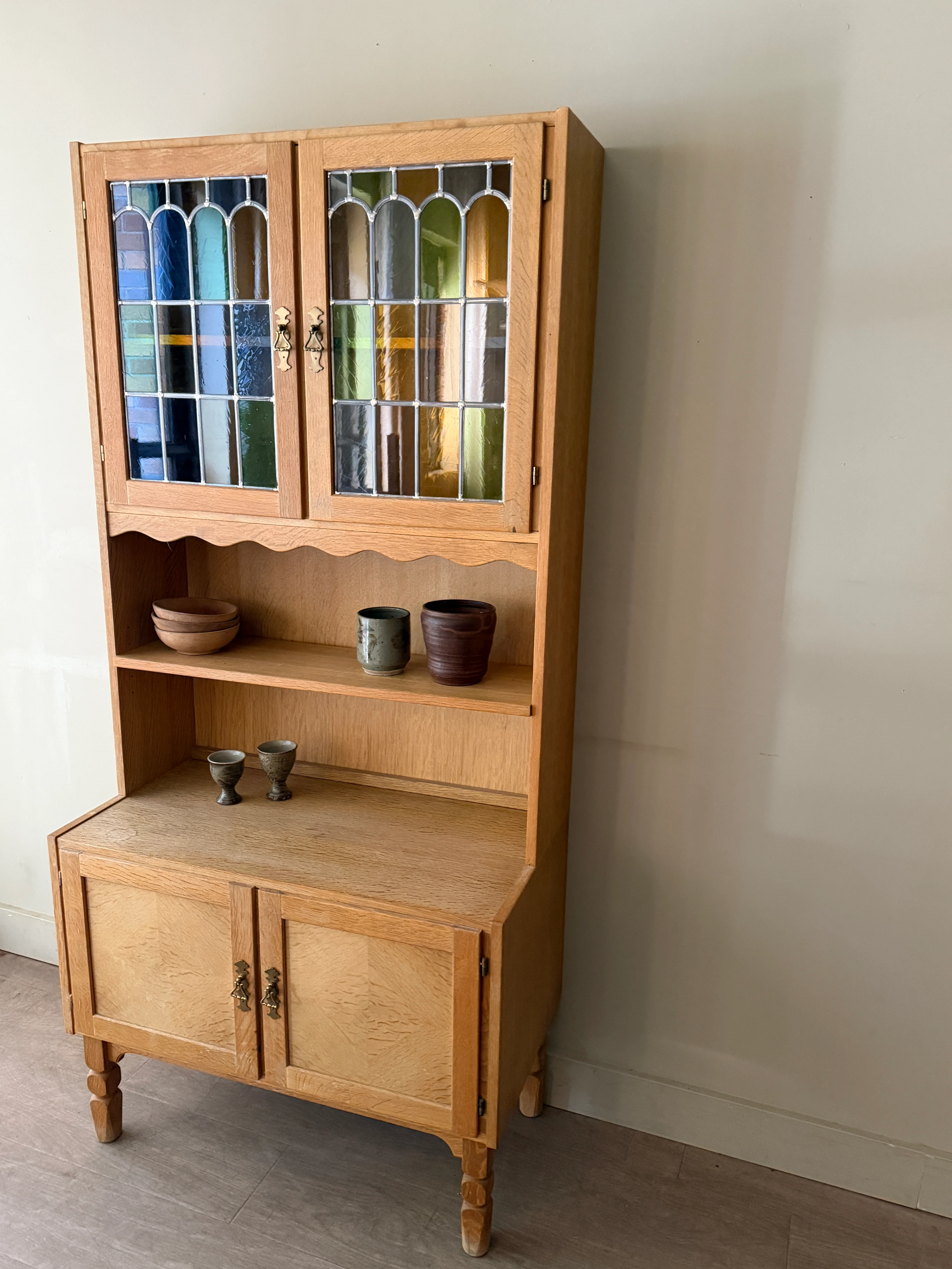 Danish oak hutch with stained glass doors - Image 3