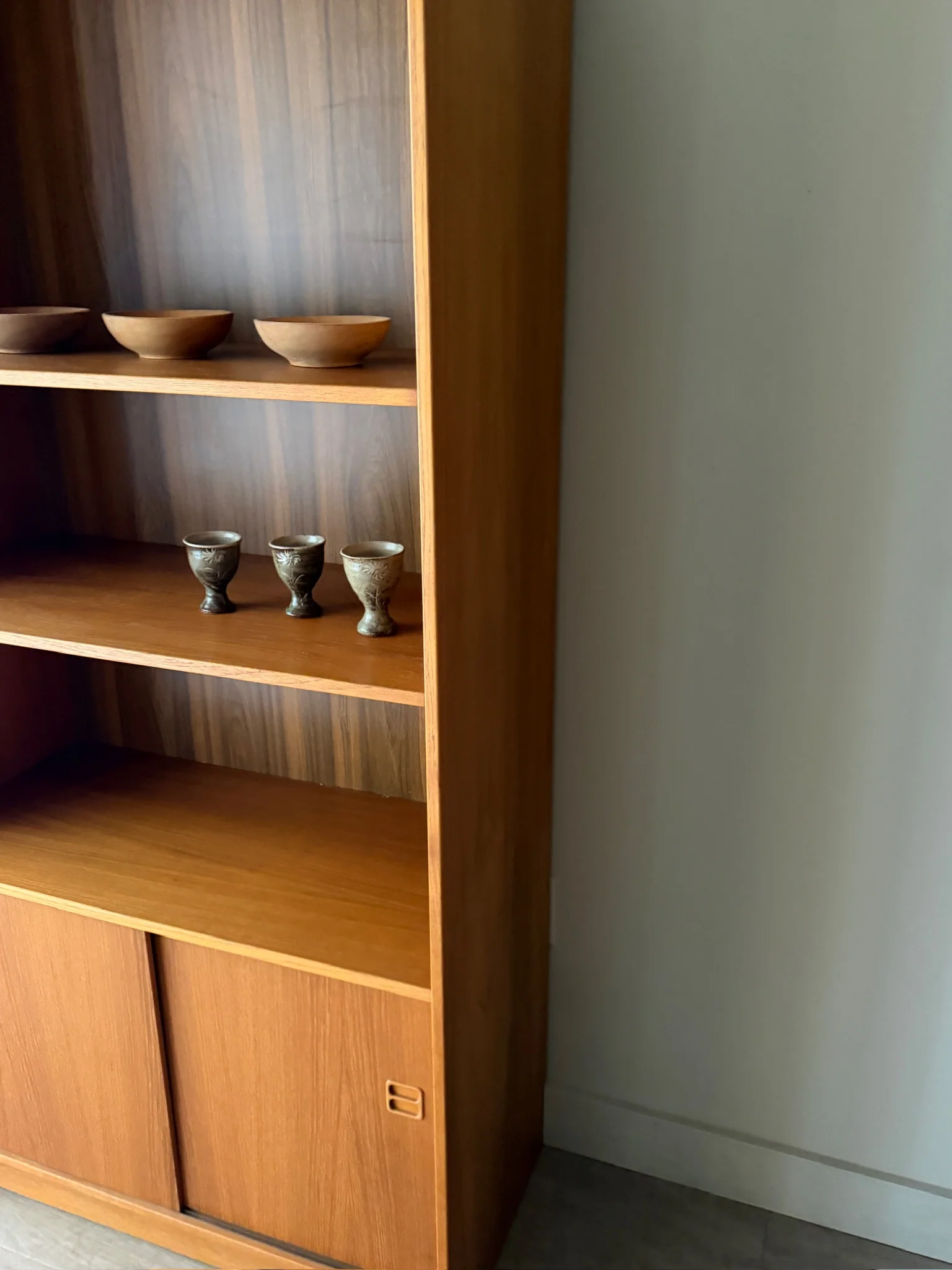 Danish teak bookcase with sliding doors - Image 4