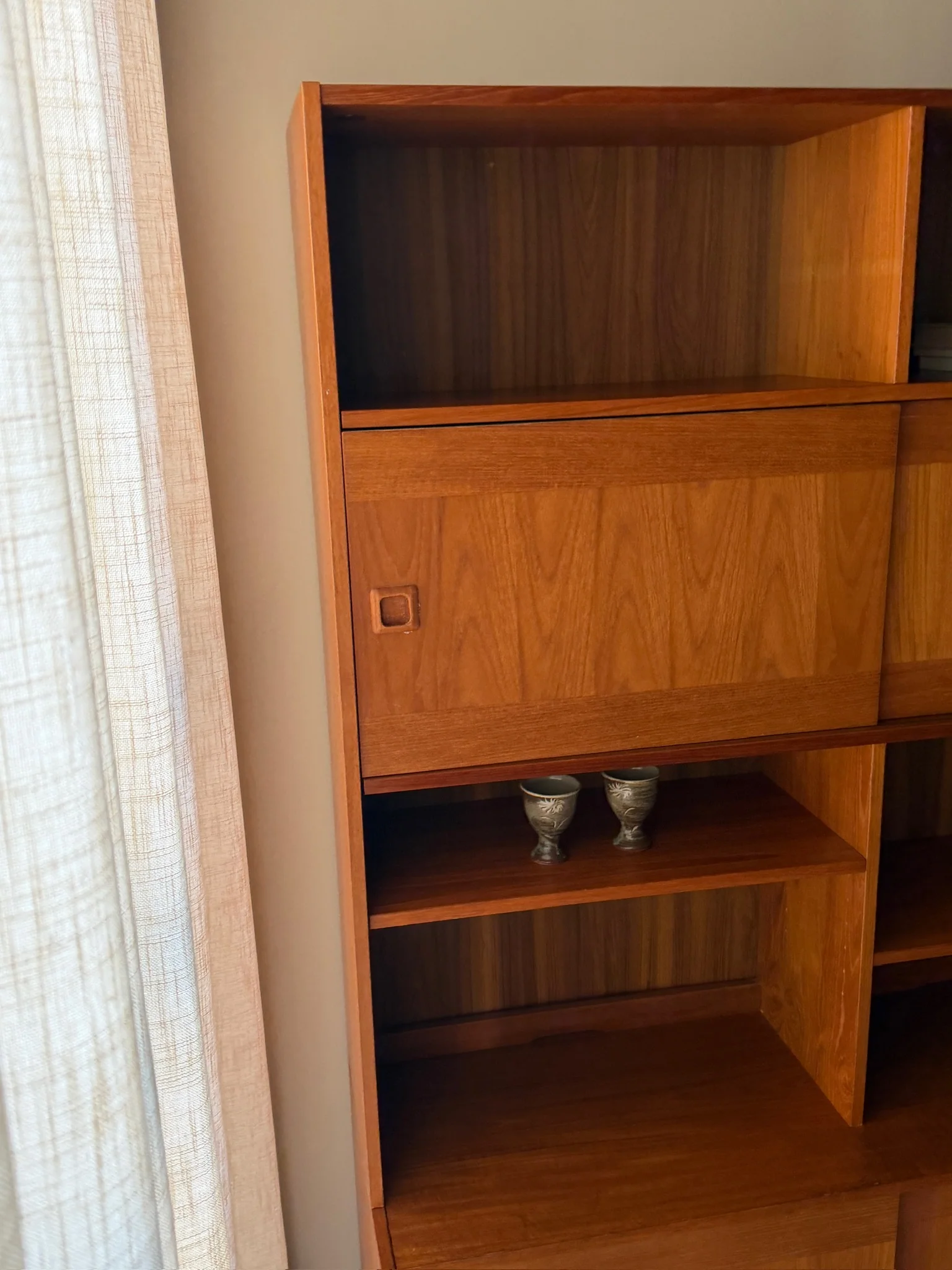 Danish teak hutch with sliding doors - Image 2