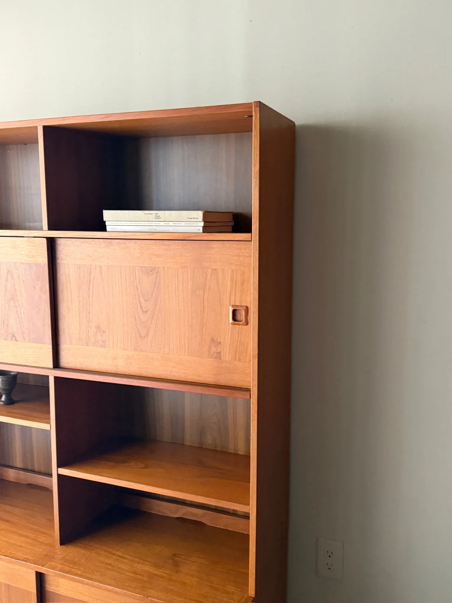 Danish teak hutch with sliding doors - Image 3