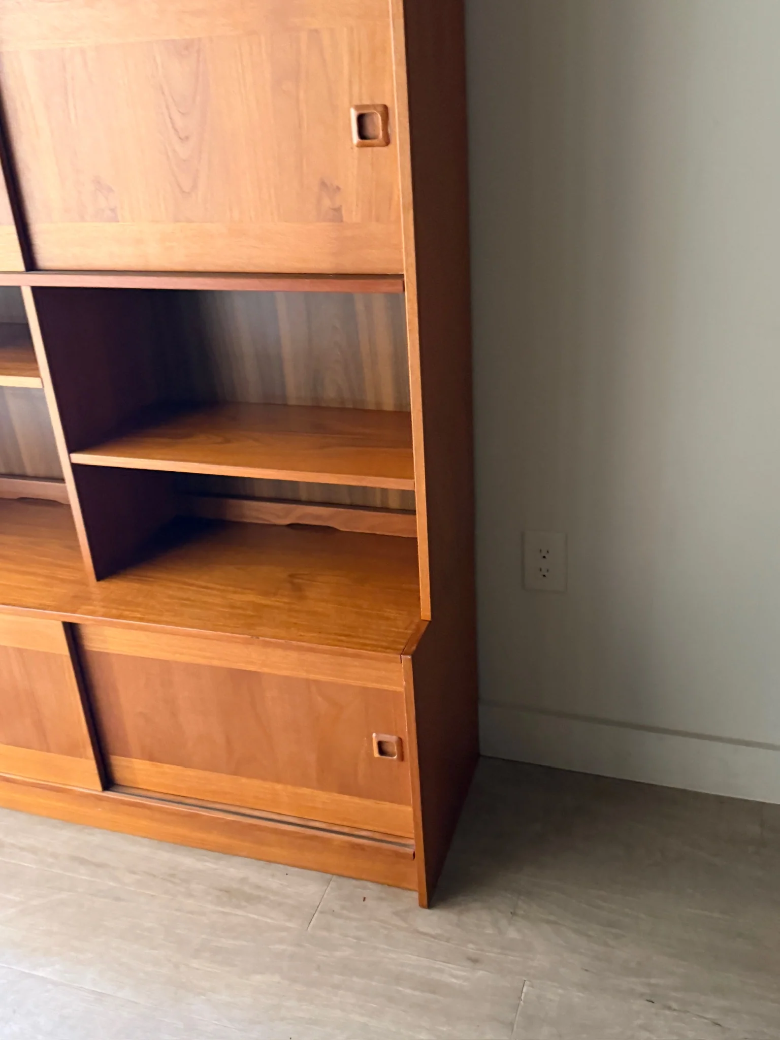 Danish teak hutch with sliding doors - Image 4