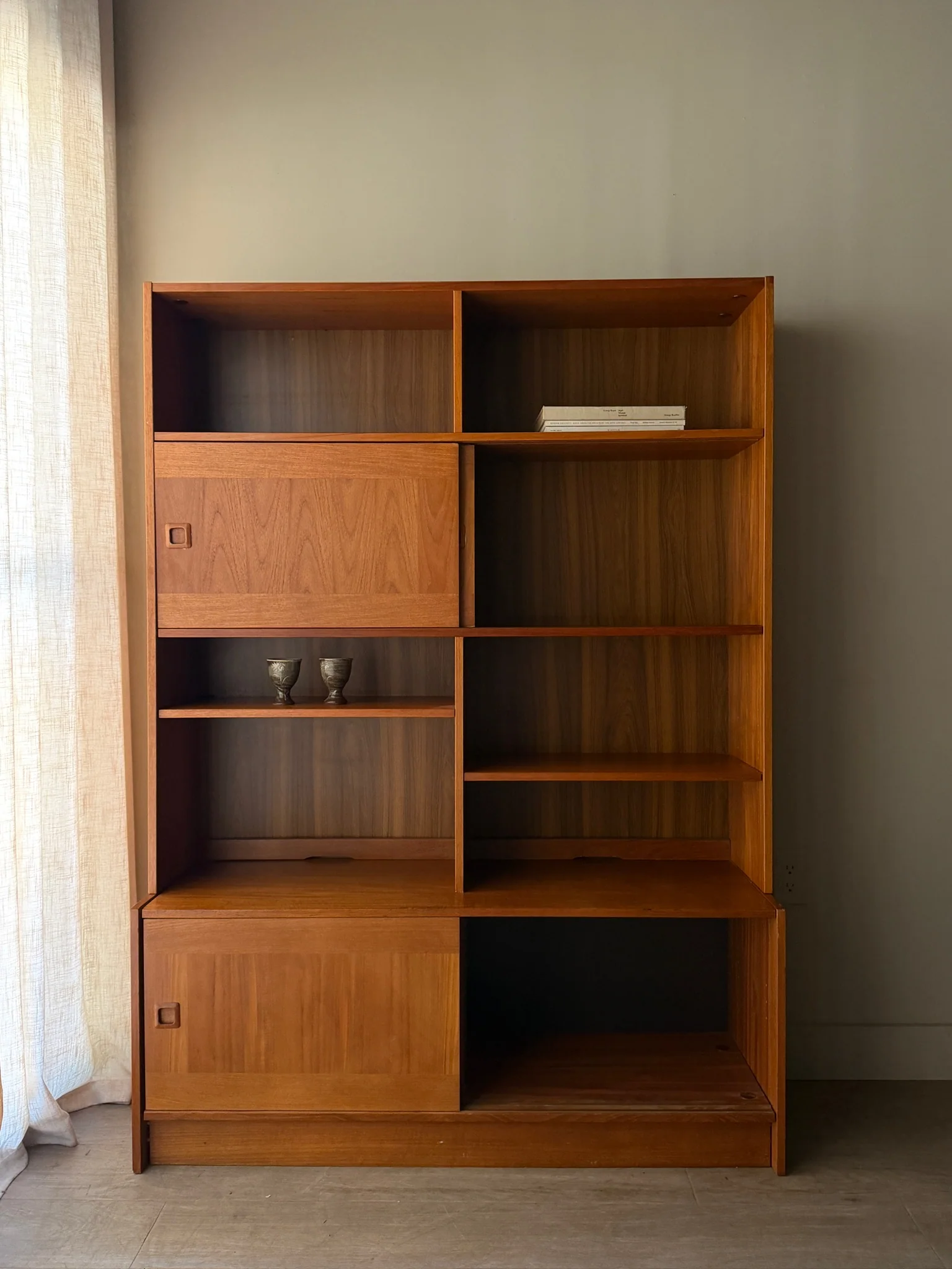 Danish teak hutch with sliding doors - Image 5