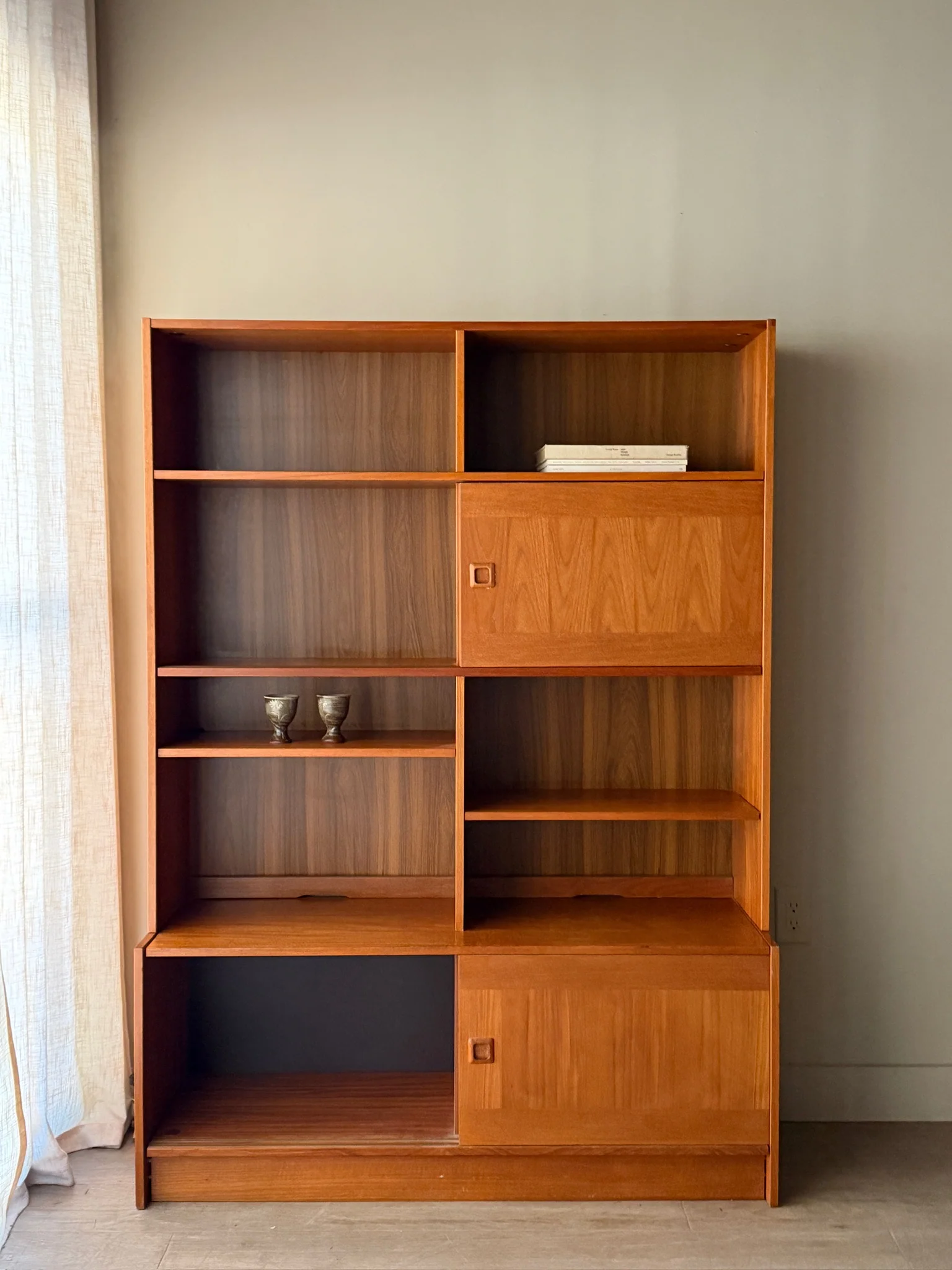 Danish teak hutch with sliding doors - Image 6
