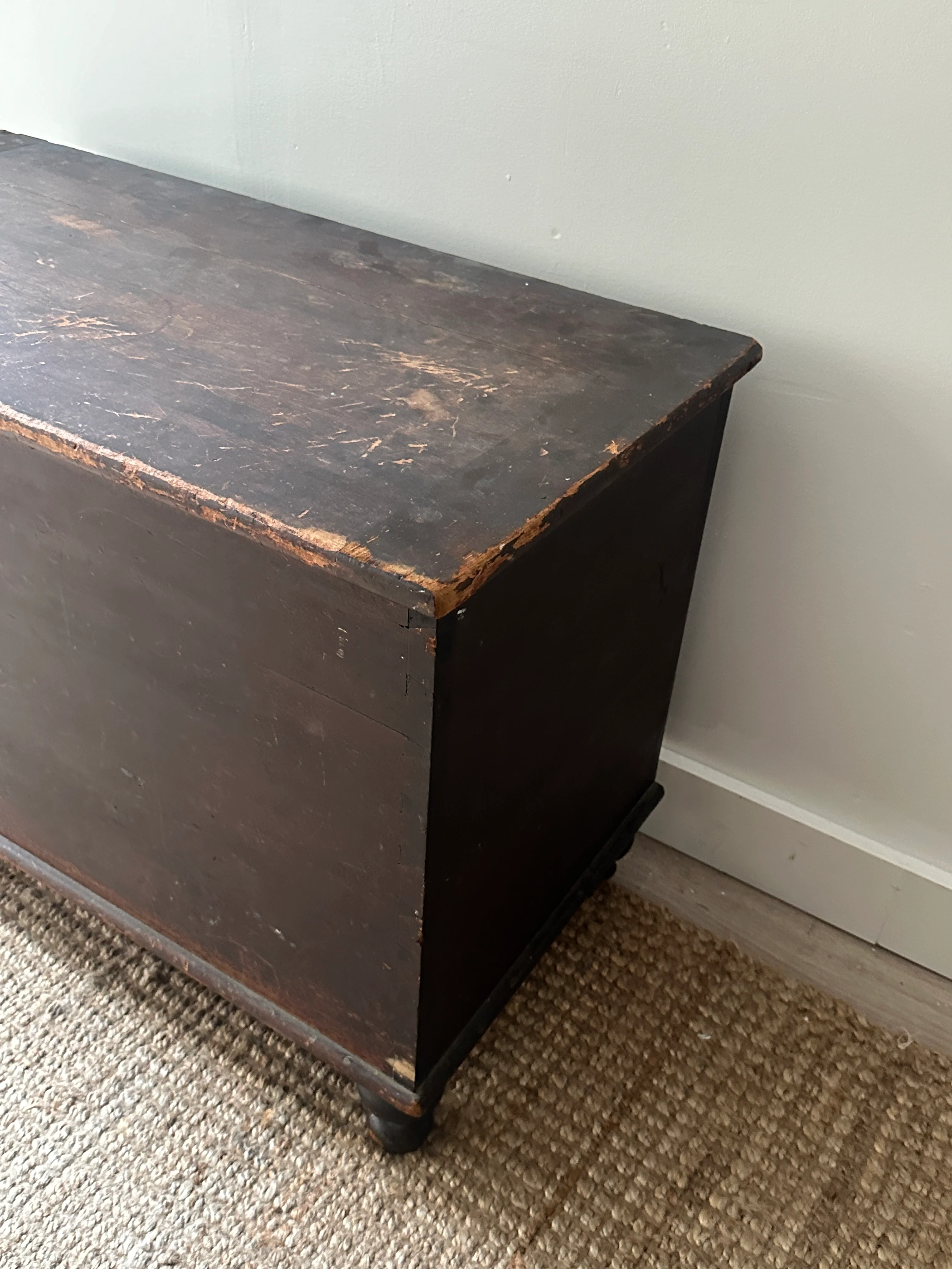 Dark wood chest - Image 4