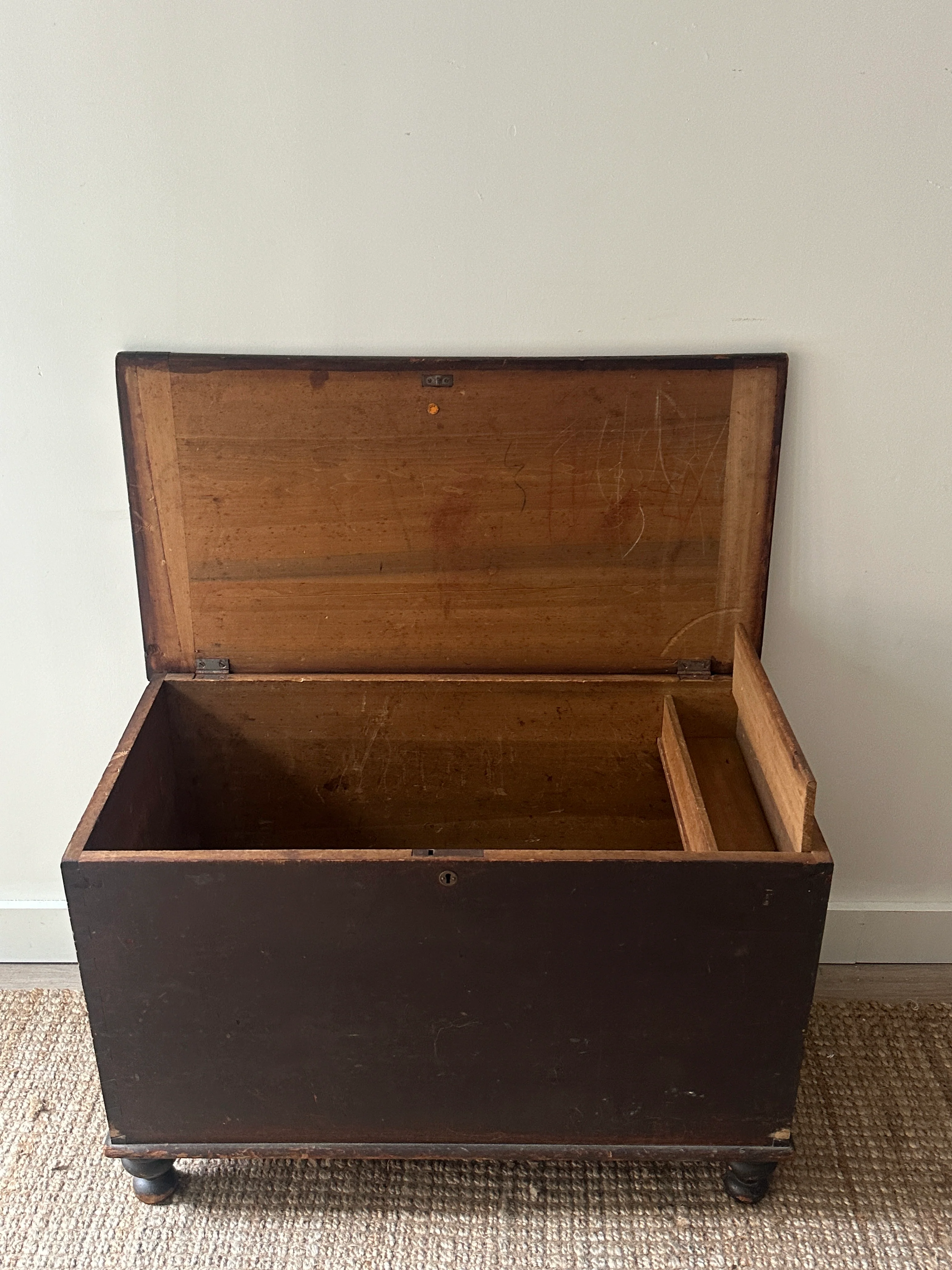 Dark wood chest - Image 5