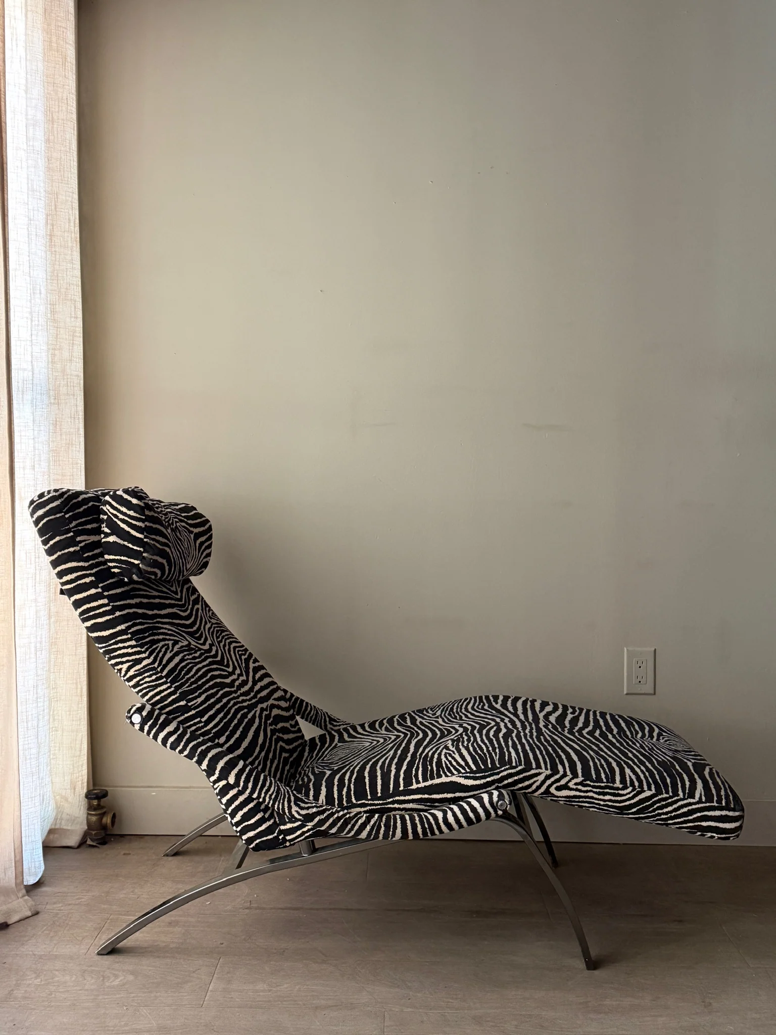 Design Institute of America zebra chaise lounge - Image 6