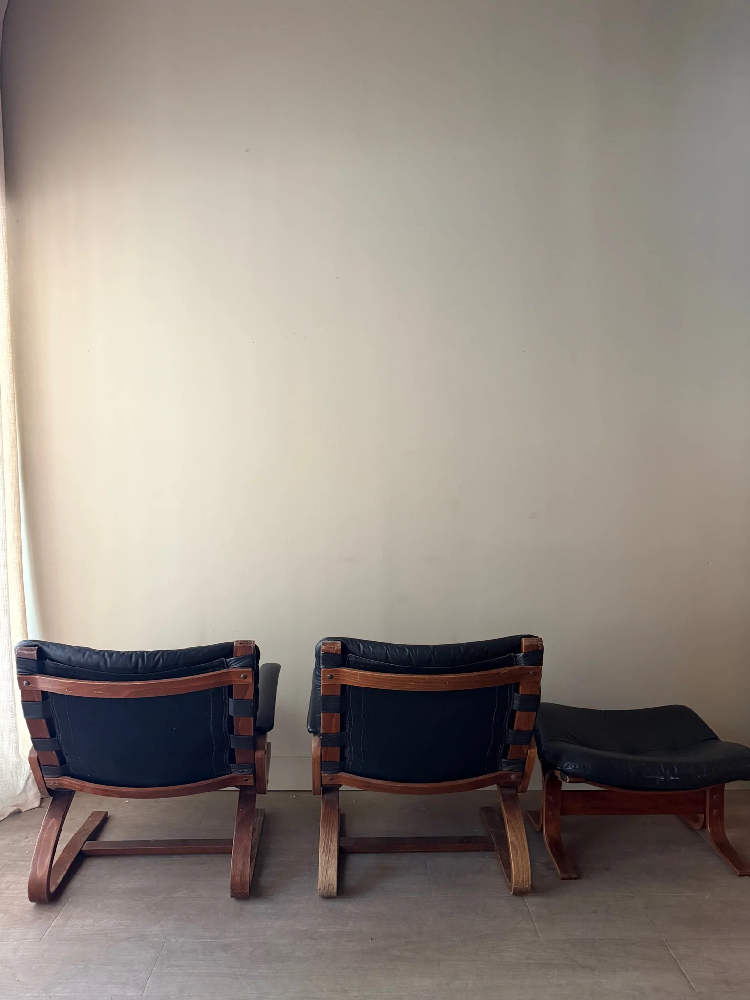 Elsa and Nordahl Solheim Kengu leather armchair with ottoman (right) - Image 3