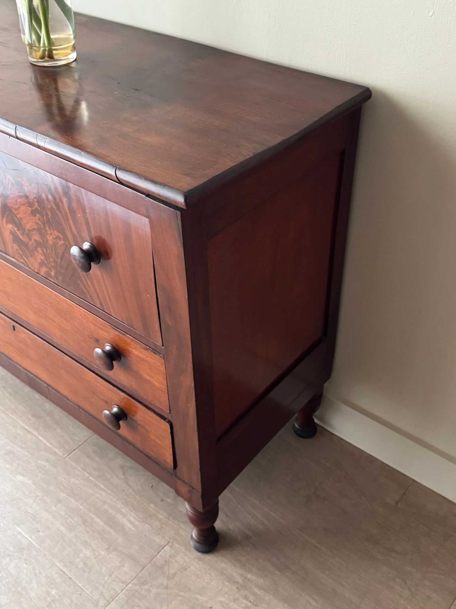 Empire mahogany 3 drawer dresser - Image 4