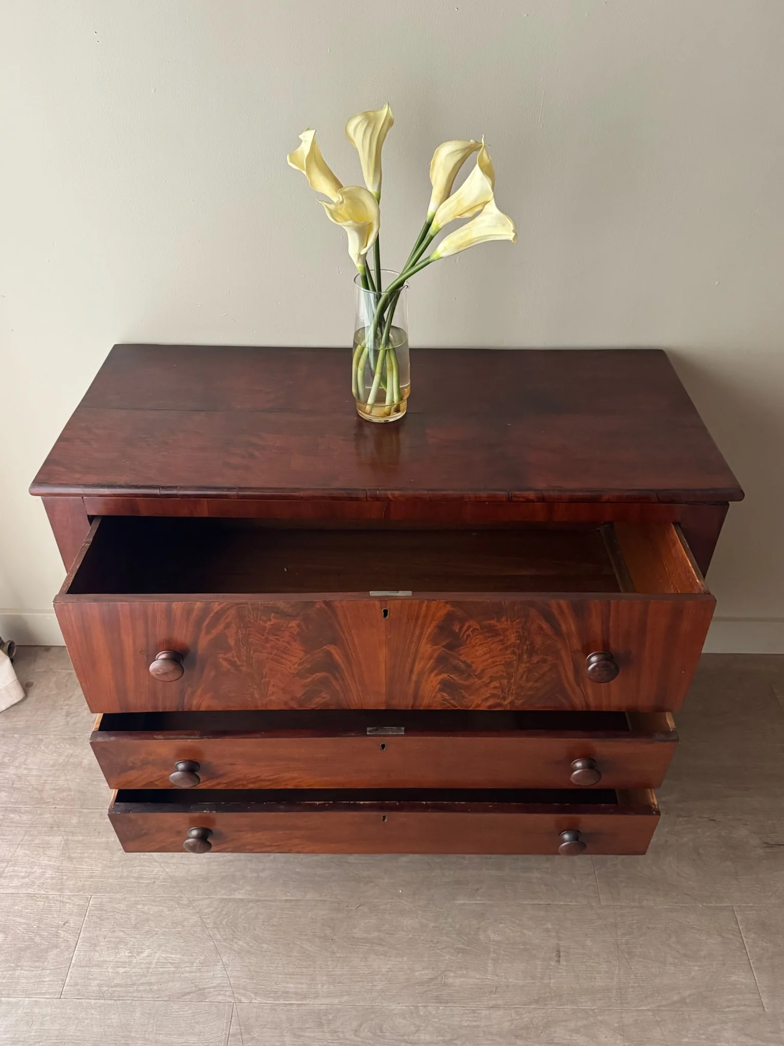Empire mahogany 3 drawer dresser - Image 5