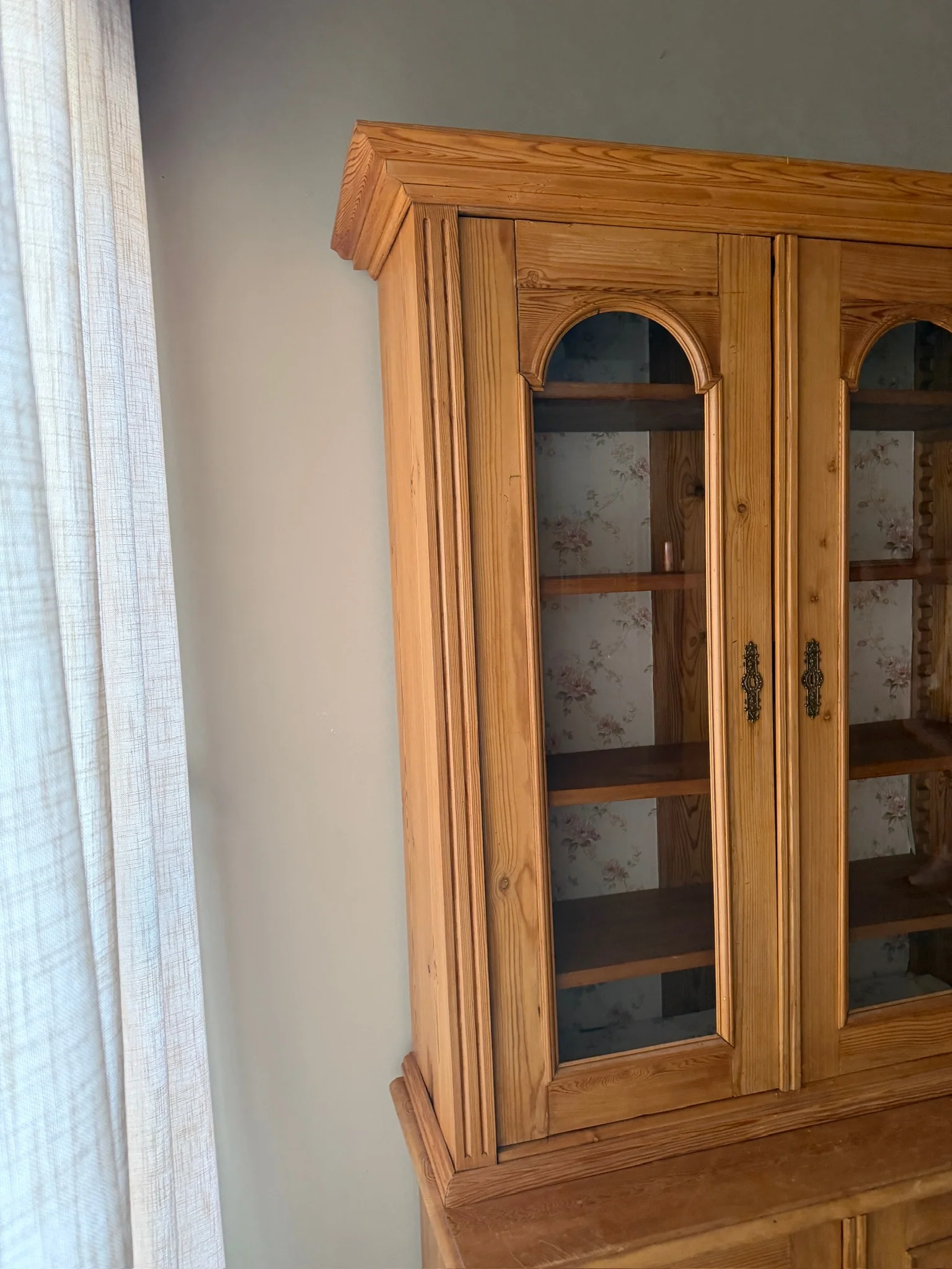 English pine two piece hutch - Image 2