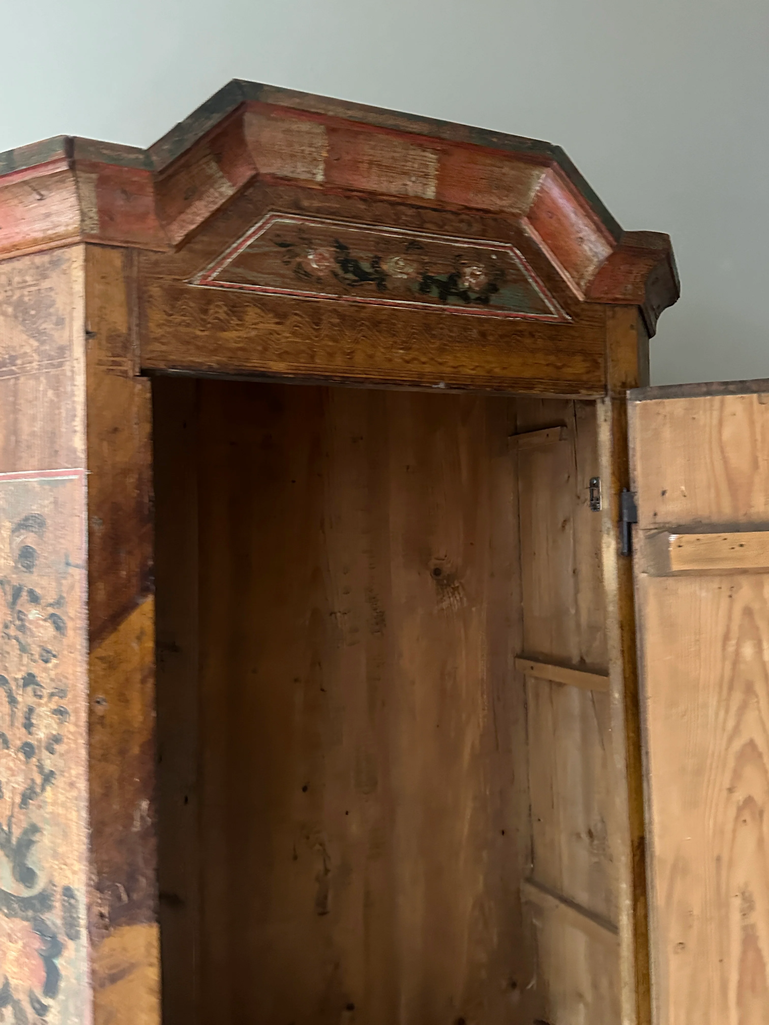 Folk painted cabinet - Image 9