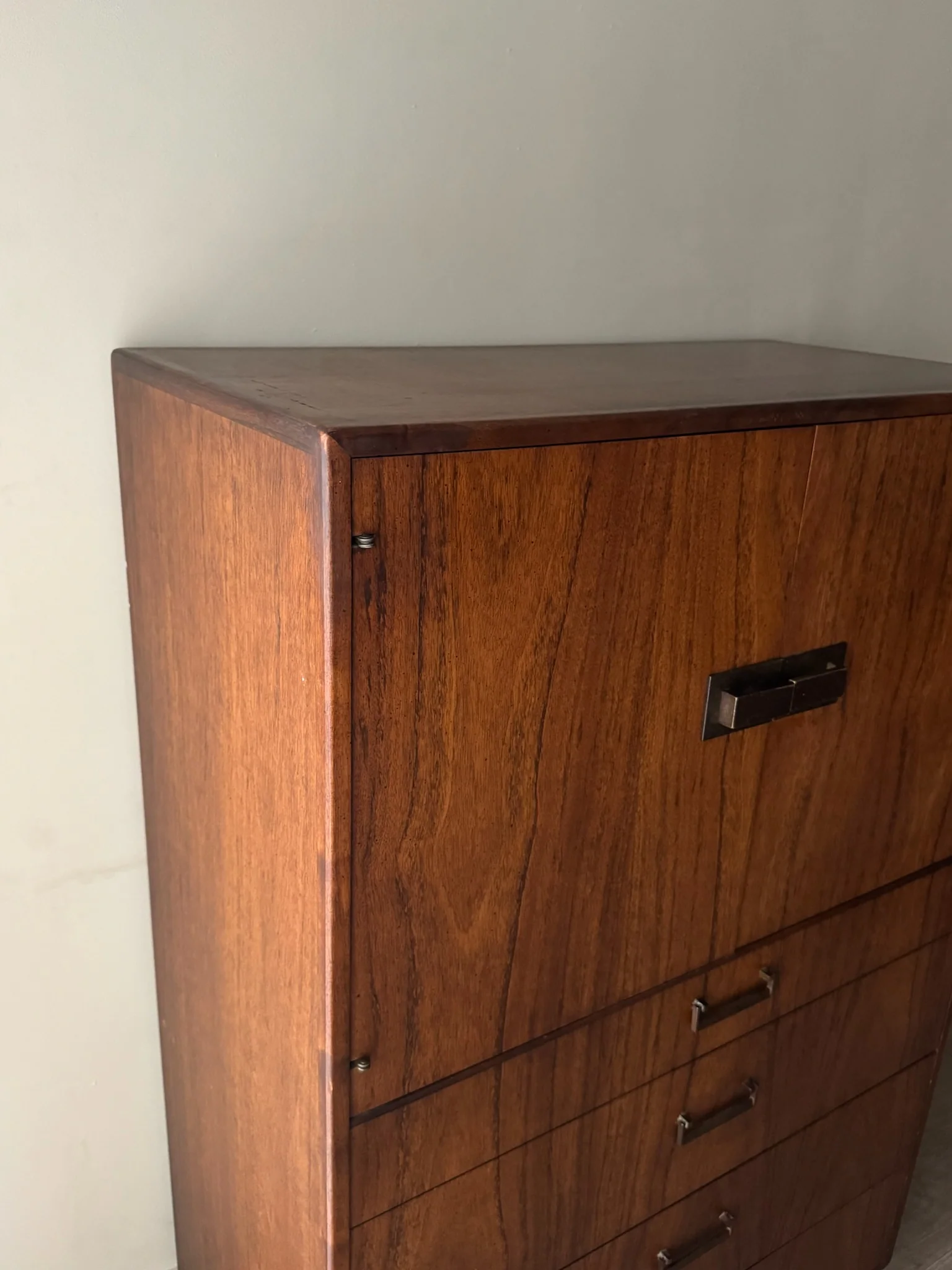Founders walnut gentlemen’s dresser - Image 2