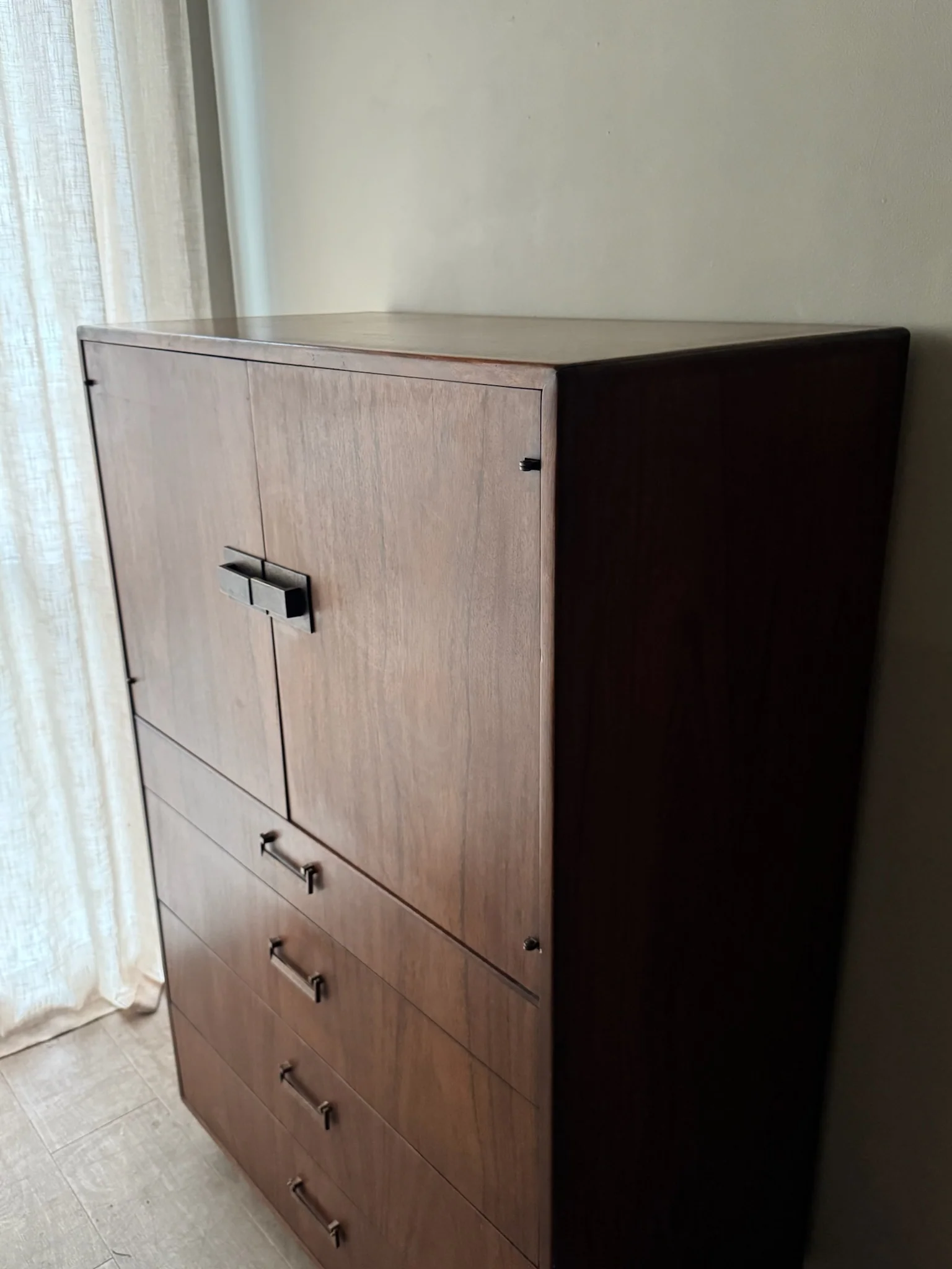 Founders walnut gentlemen’s dresser - Image 4