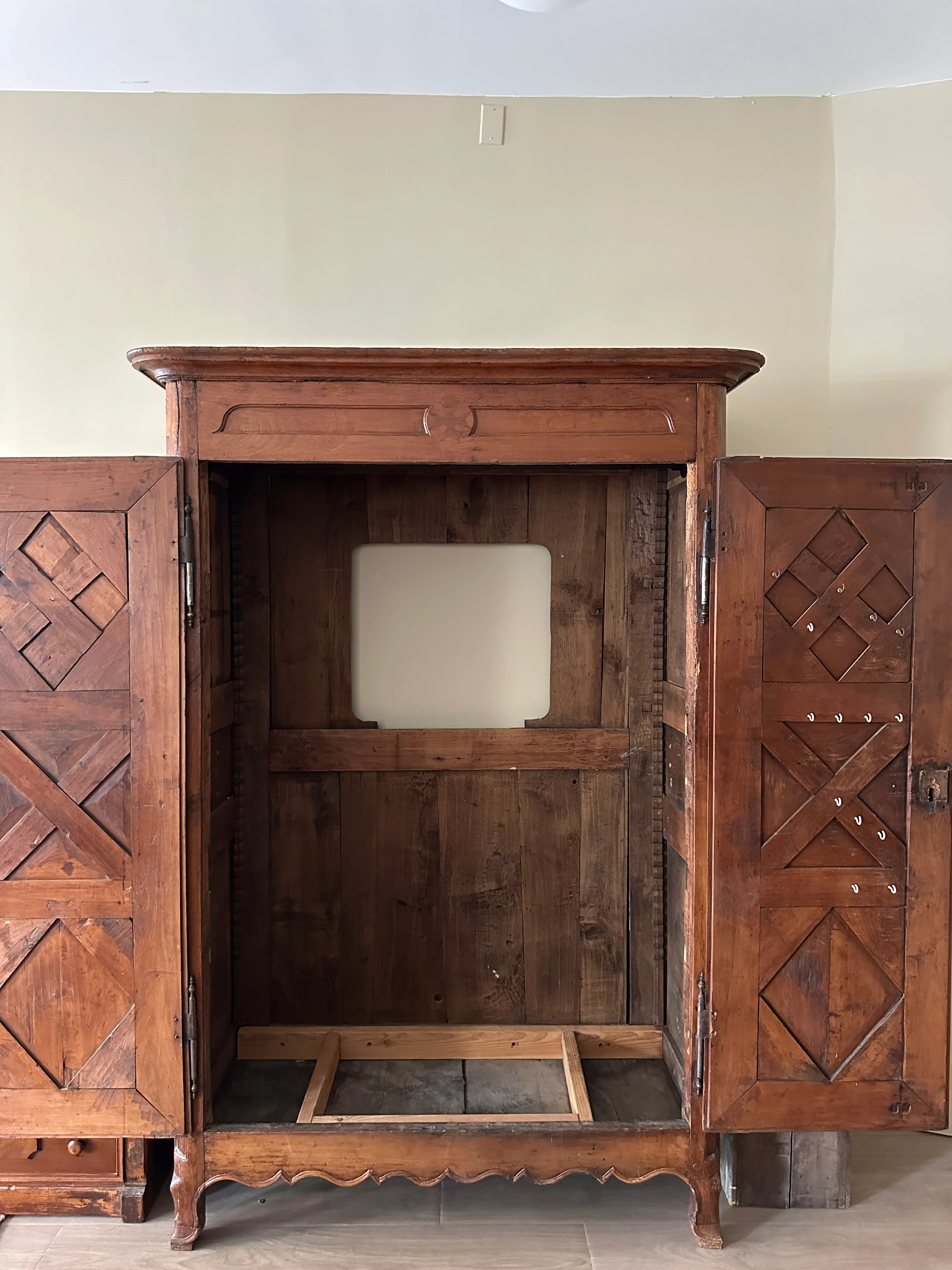 French armoire - Image 3
