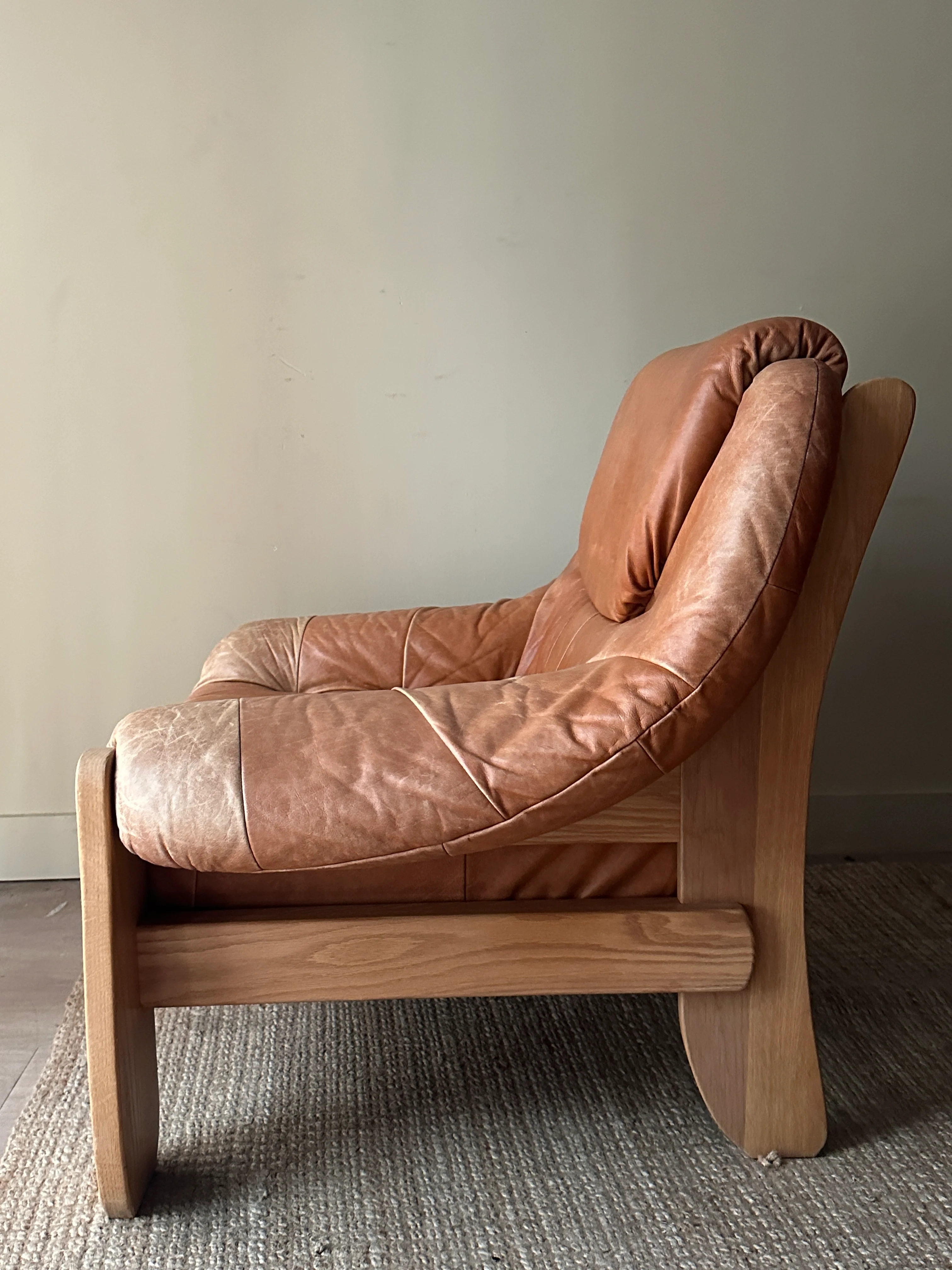 French leather and pine lounge chair - Image 4