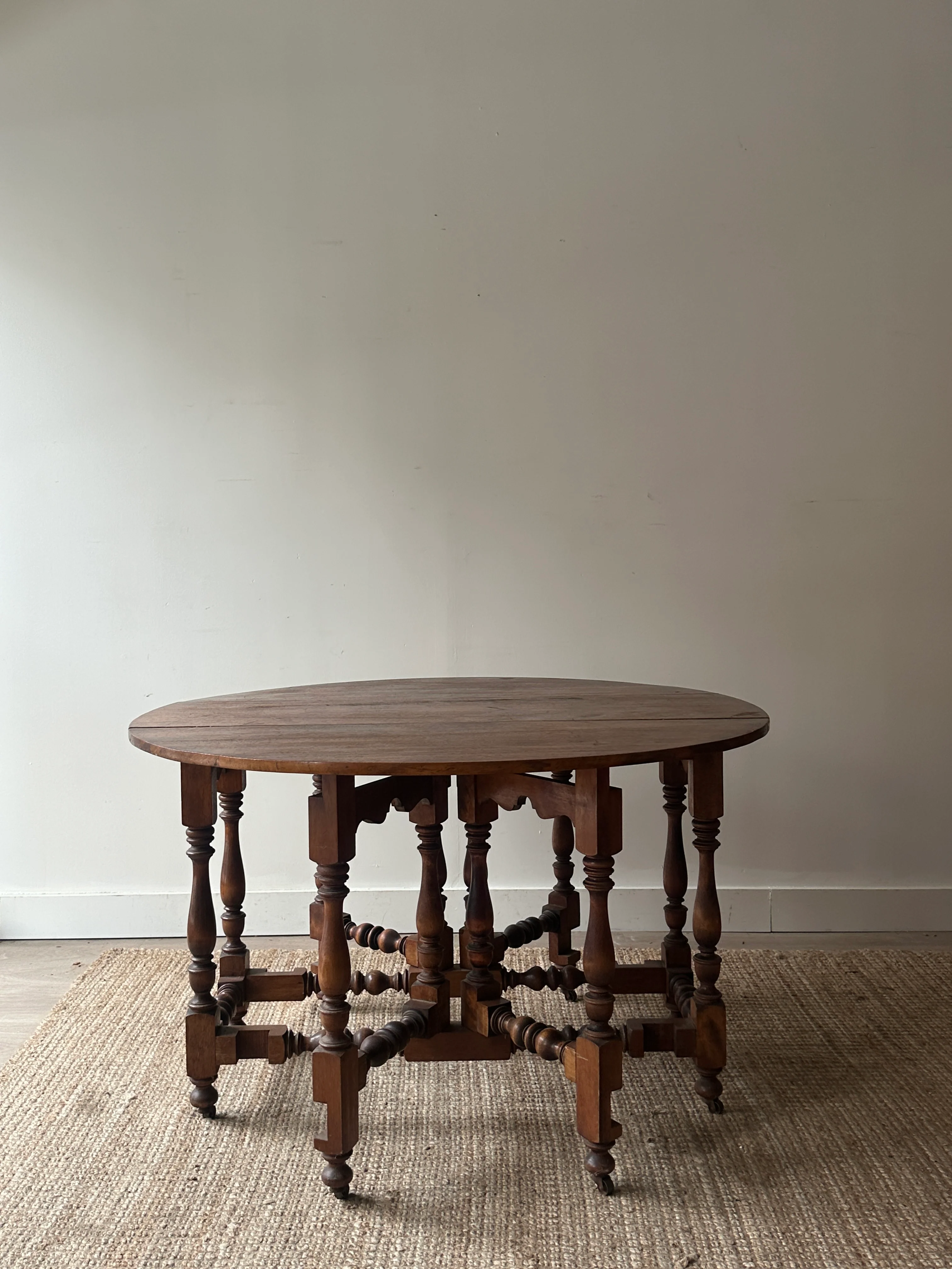Gate leg dining table