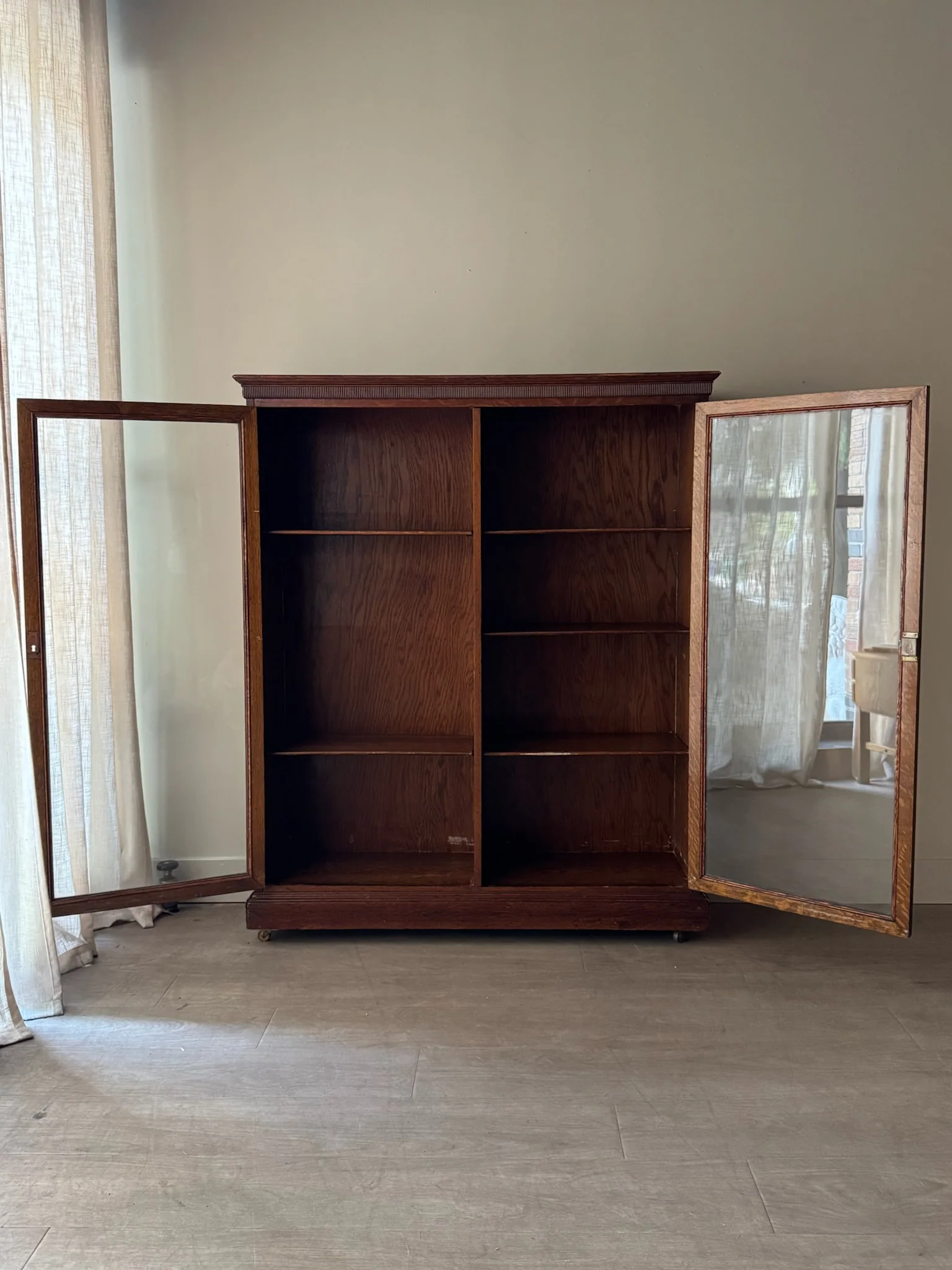 Golden oak display cabinet - Image 5