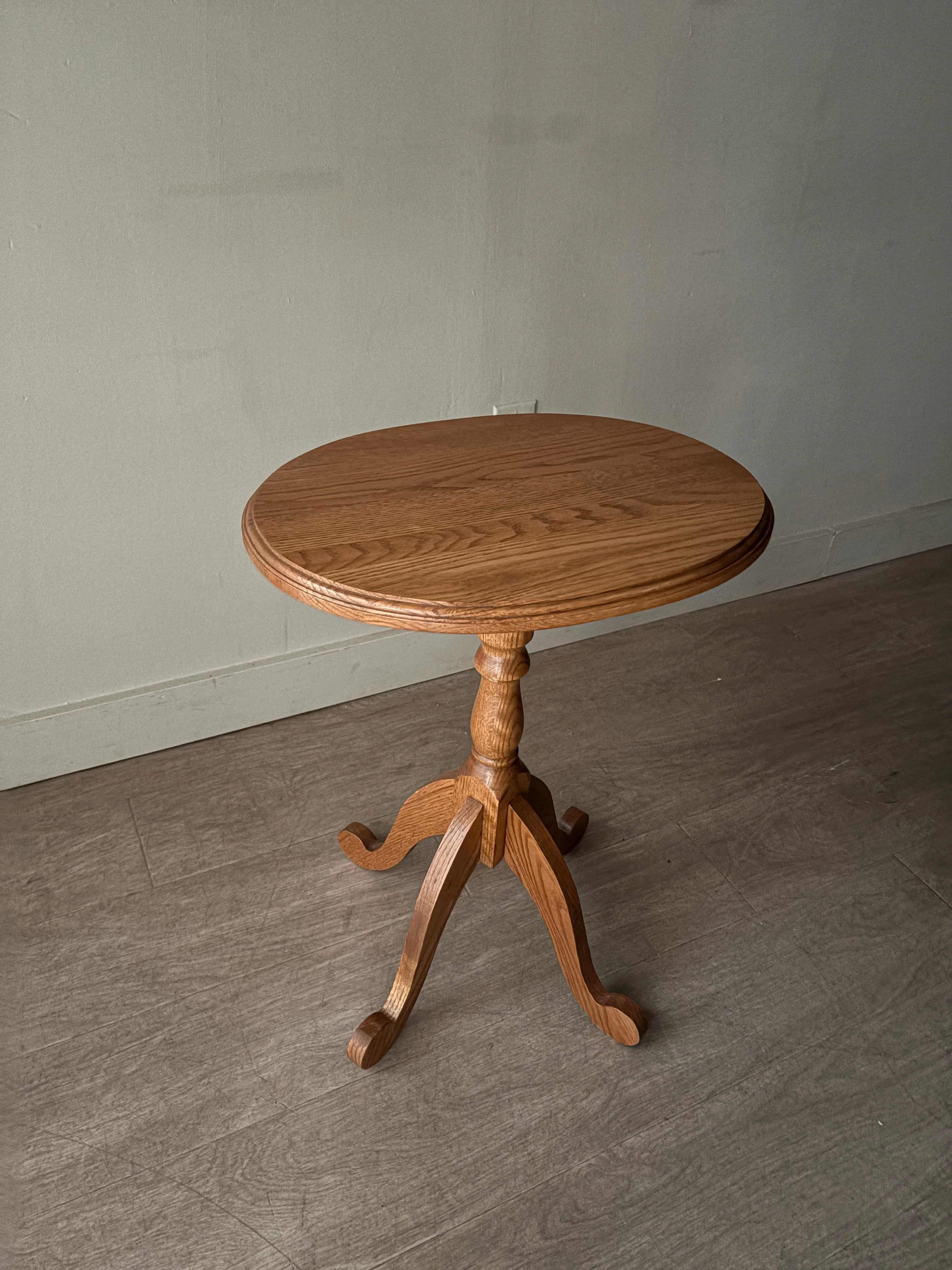 Golden oak side table - Image 2