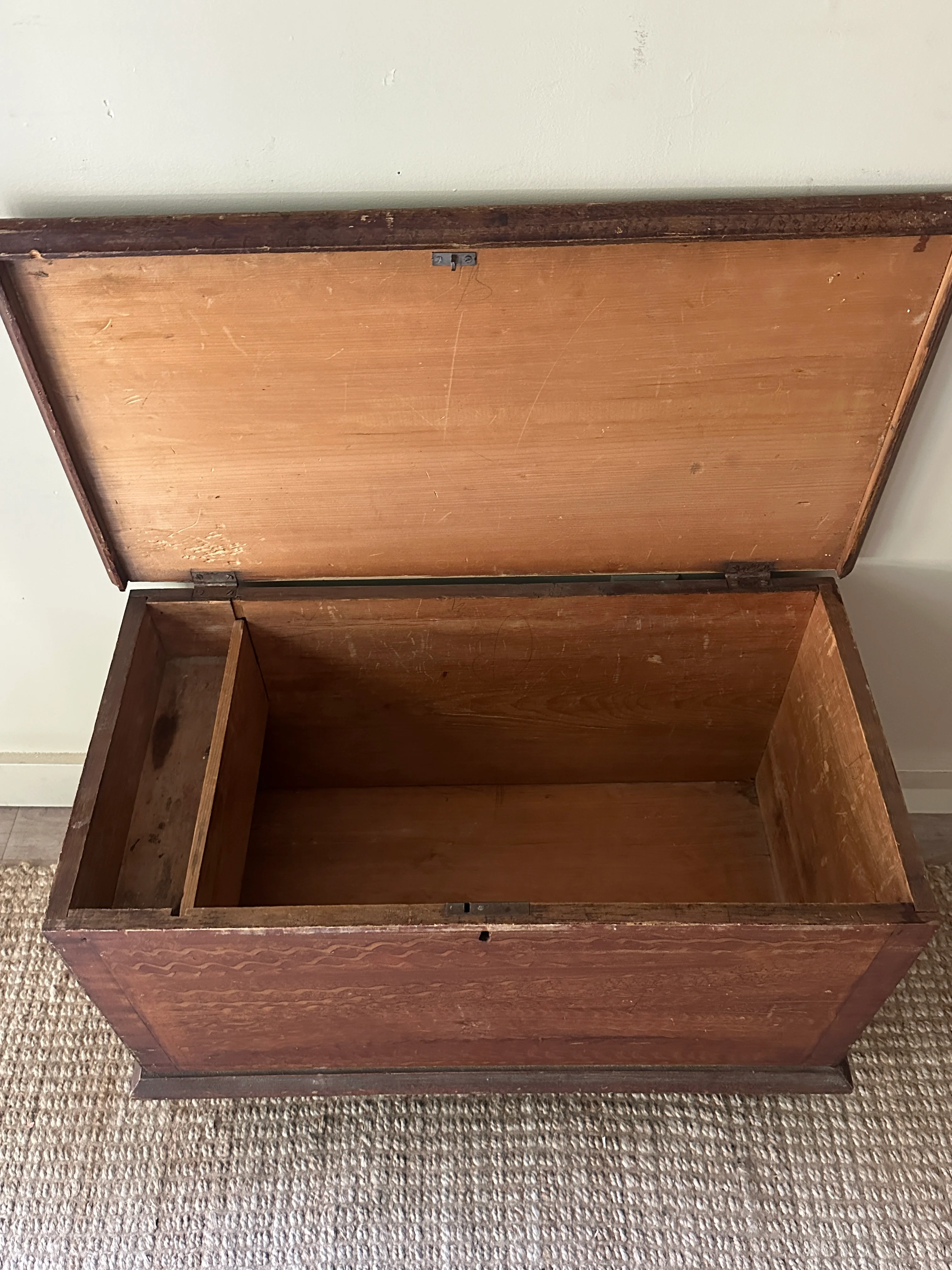 Grain painted chest - Image 5