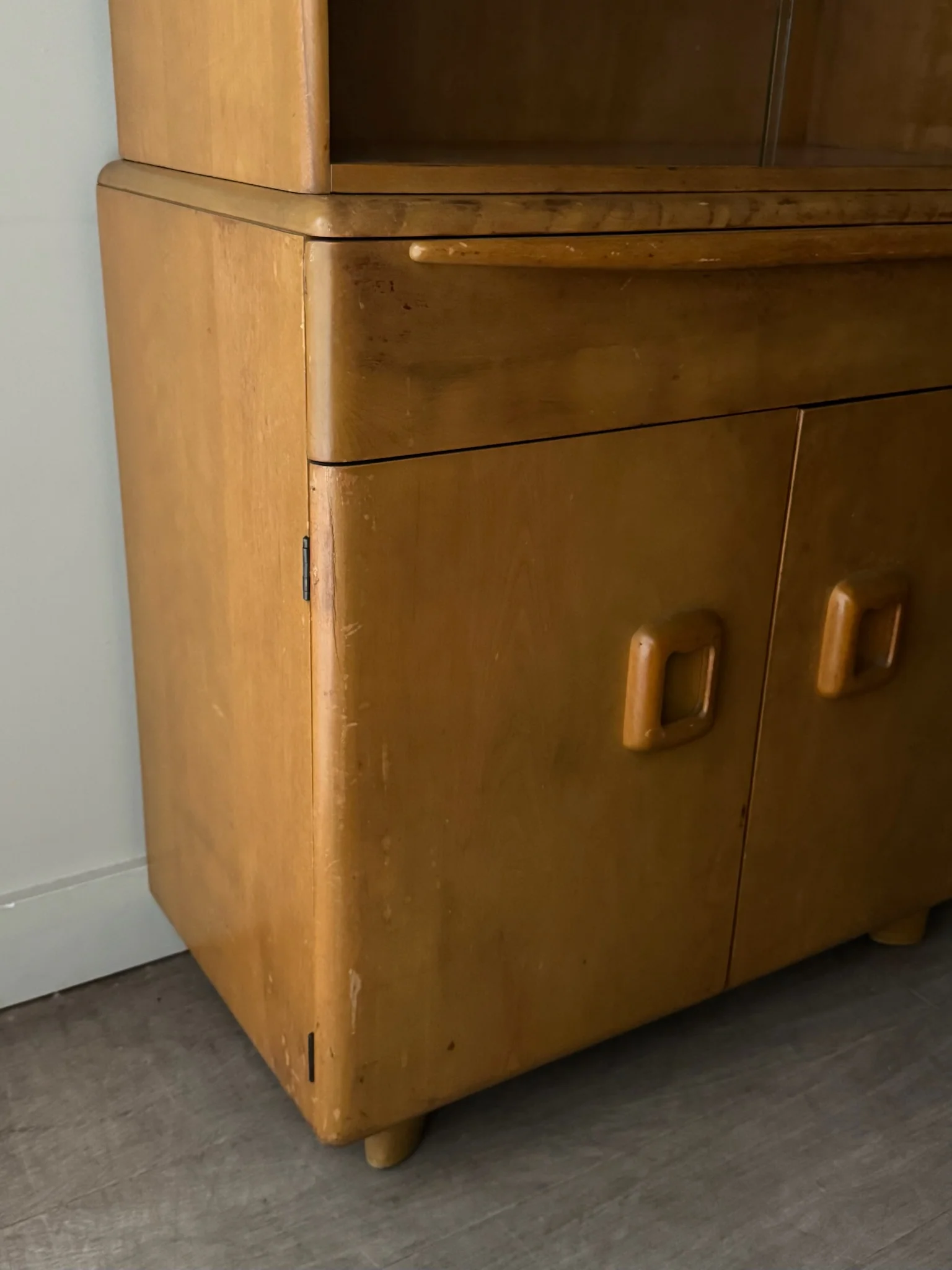 Heywood Wakefield maple two piece display cabinet - Image 3