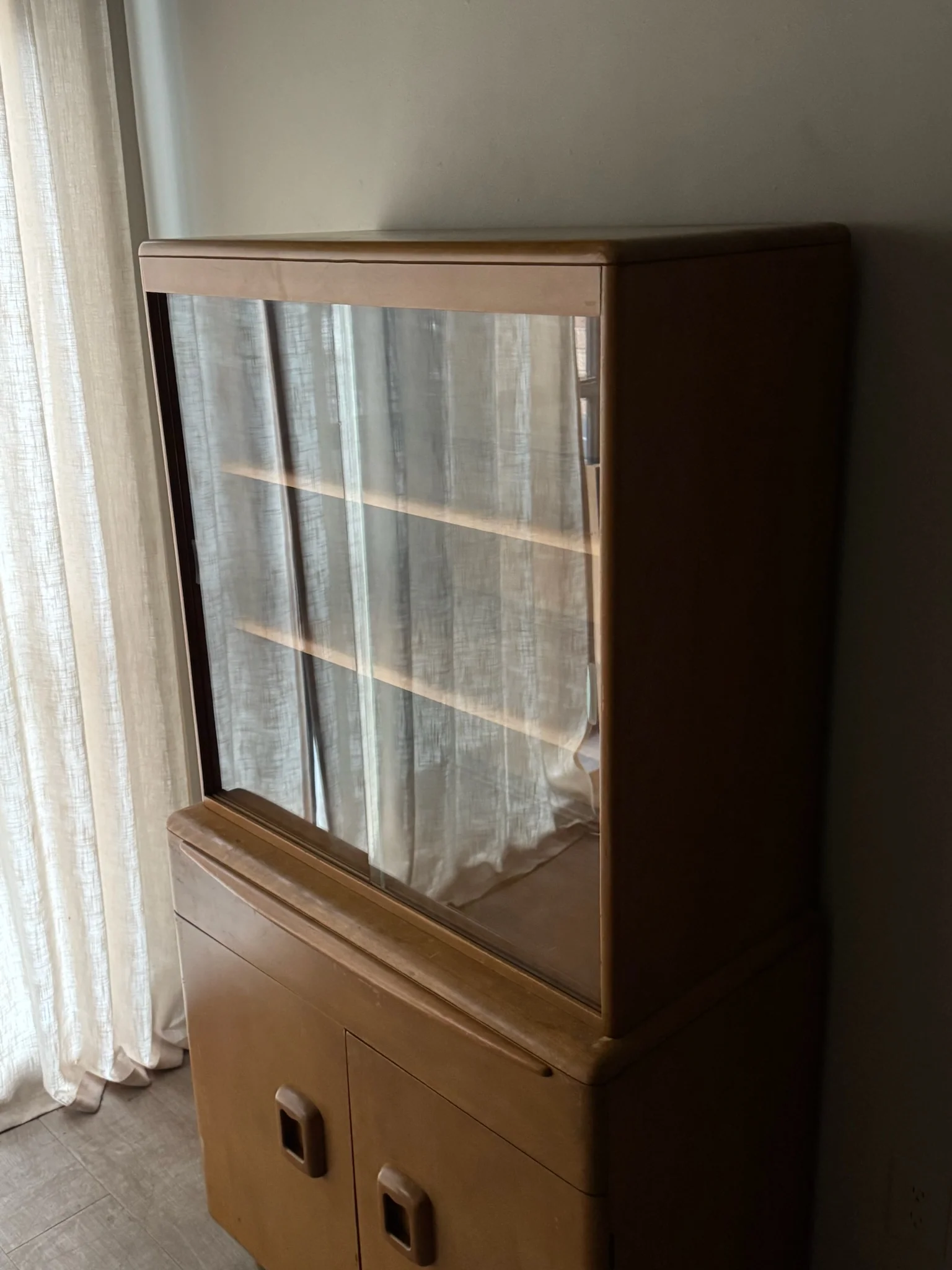 Heywood Wakefield maple two piece display cabinet - Image 4