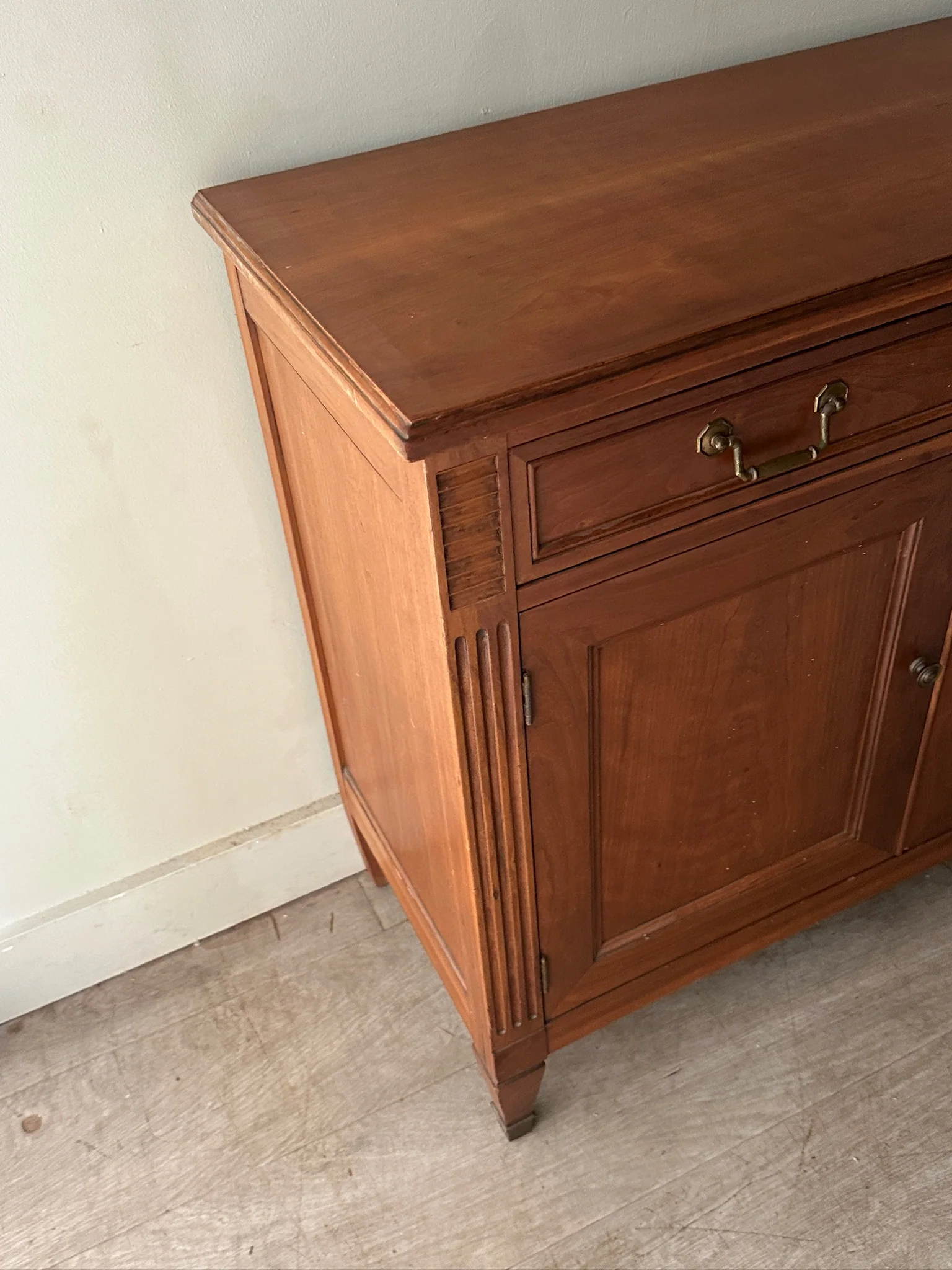 Kindel cherry directoire style cabinet - Image 3