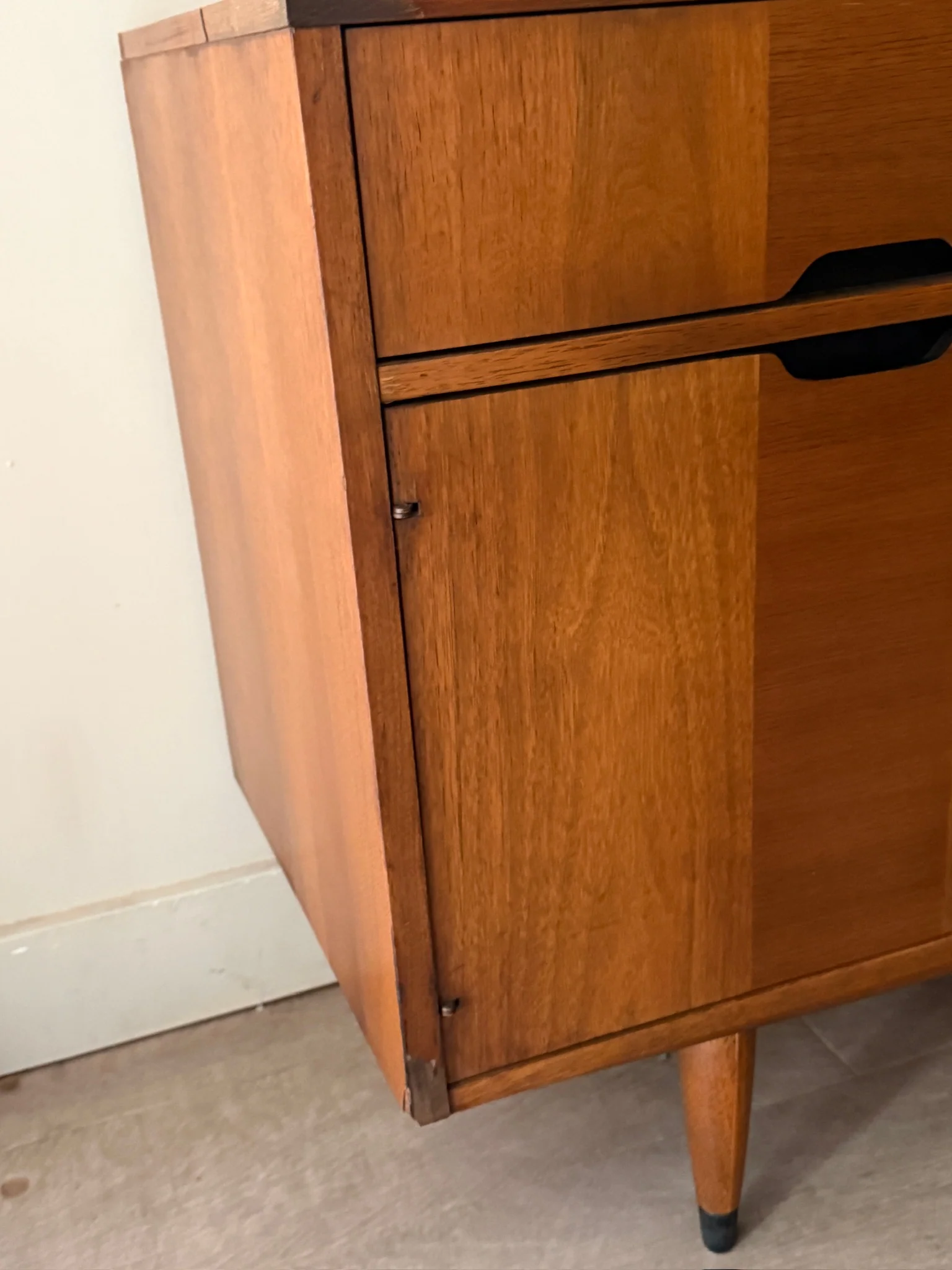Kroehler walnut credenza - Image 4