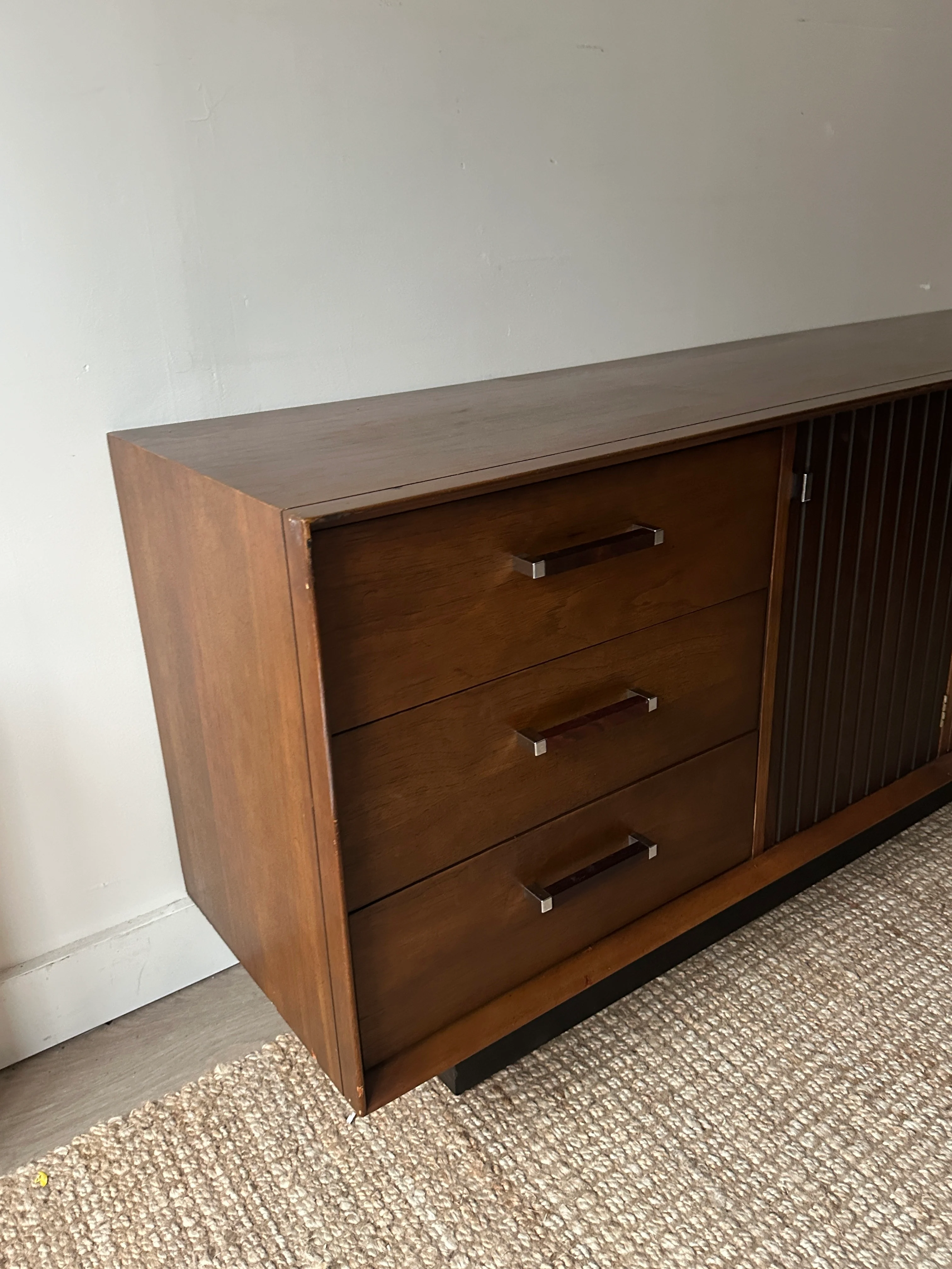 Lane walnut and rosewood dresser - Image 3