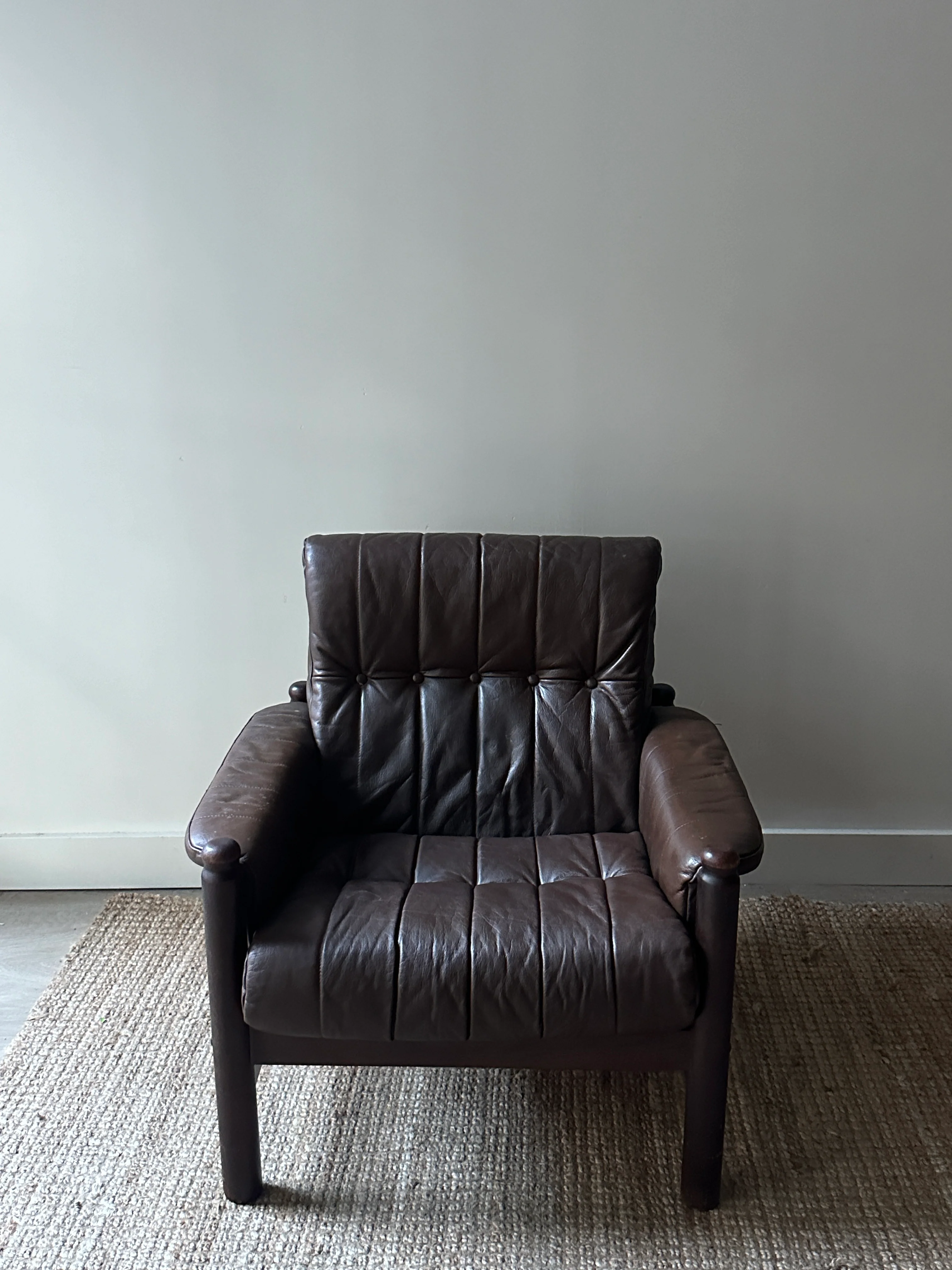 Leather and beech wood arm chair (short)